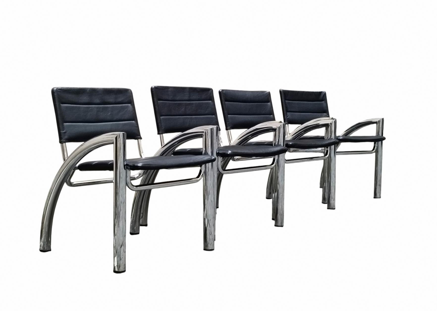 Set di quattro sedie modello Cassiopea, disegnato da Gae  Aulenti per Elam, Meda. Italia 1976
Queste sedie hanno una struttura in tubolare d'acciaio cromato e seduta e schienale in cuoio di colore nero
Sono vintage, quindi possono presentare lievi