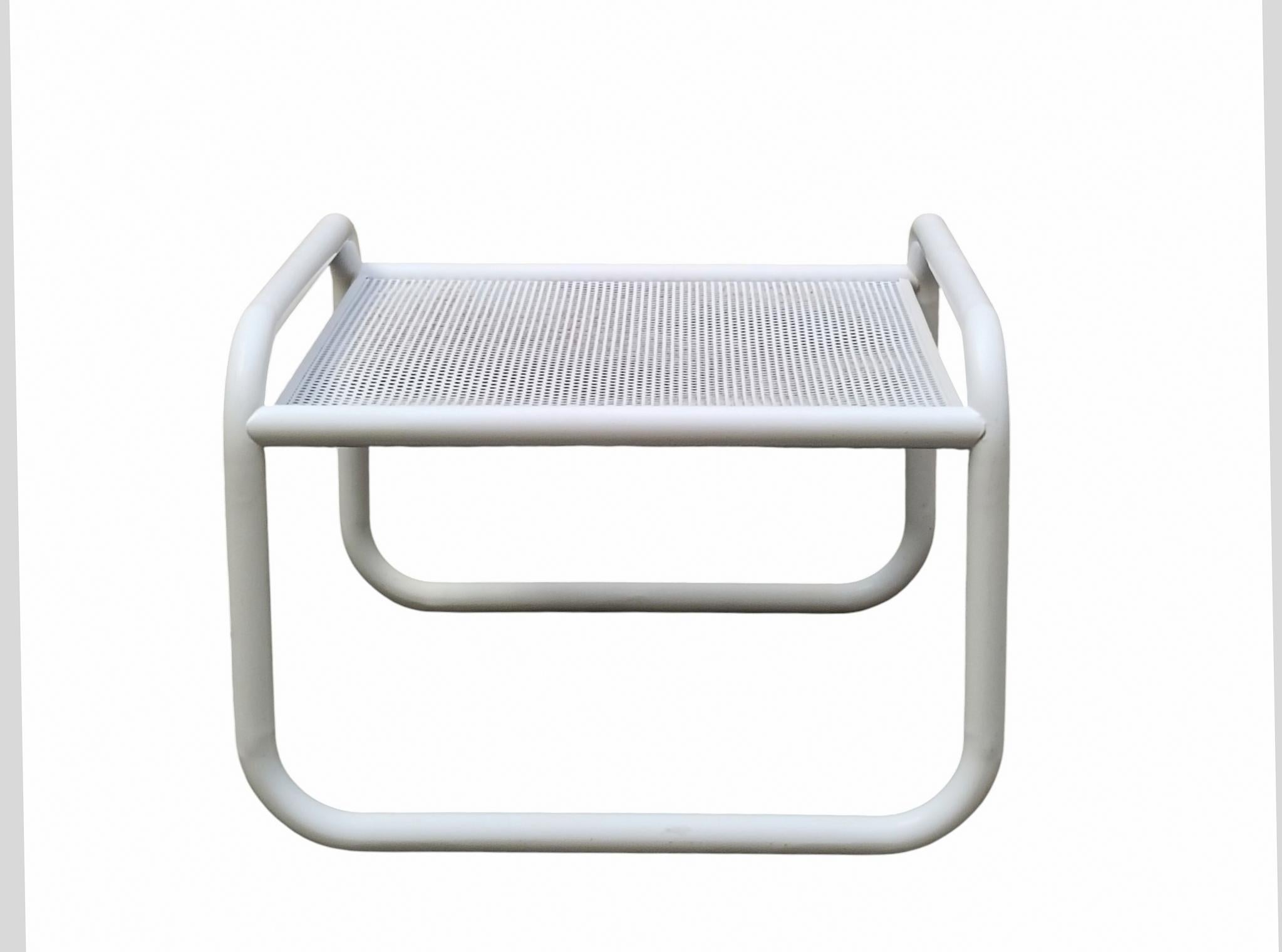 Locus Solus est une série de mobilier d'extérieur conçue par l'architecte Gae Aulenti en 1967, produite par Poltronova, Zanotta et rachetée plus tard par Exteta. Les éléments de la série sont les suivants :  quatre chaises/fauteuils, une table et un