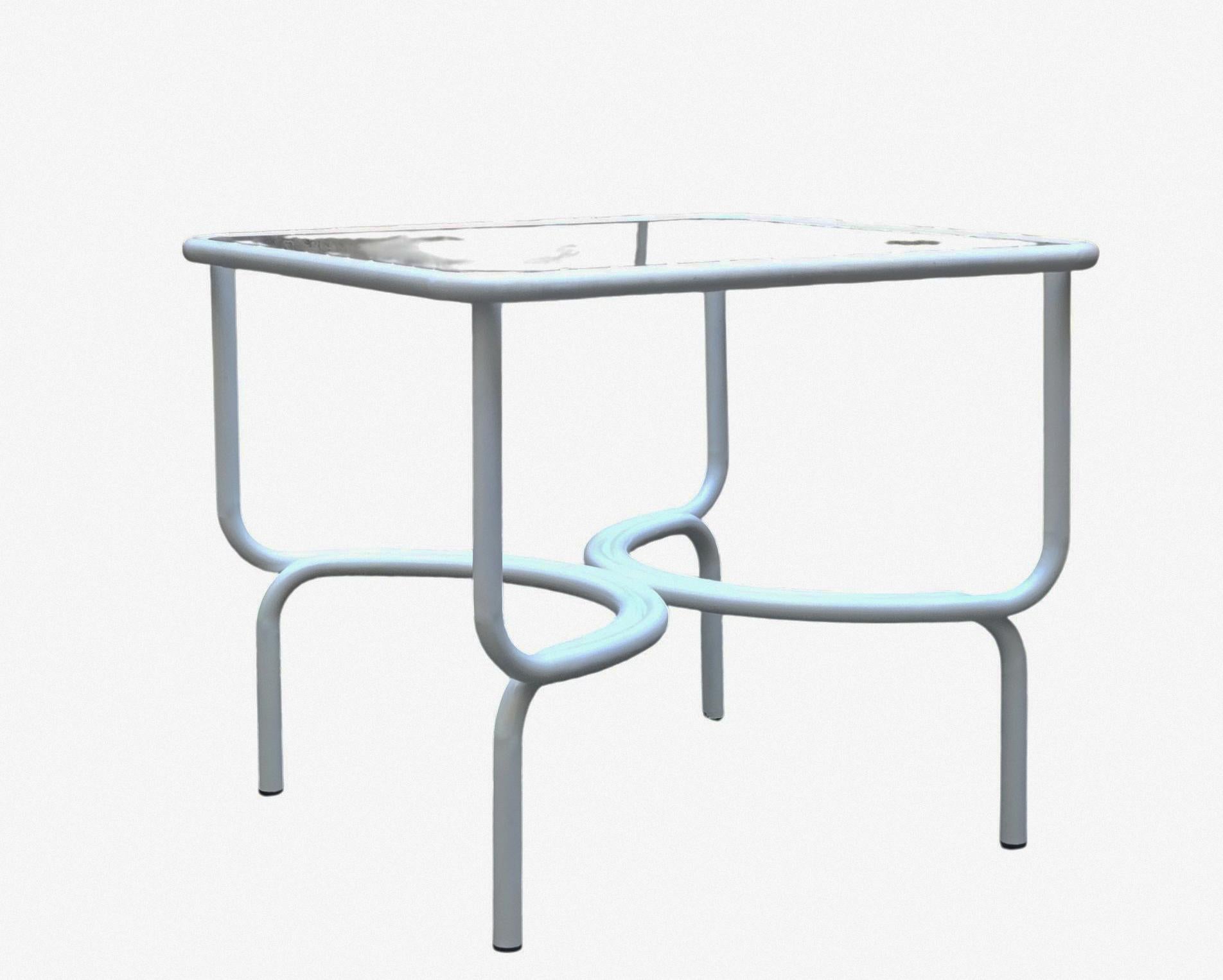Locus Solus est une série de mobilier d'extérieur conçue par l'architecte Gae Aulenti en 1967, produite par Poltronova, Zanotta et rachetée plus tard par Exteta. Les éléments de la série sont les suivants :  quatre chaises/fauteuils, une table et un