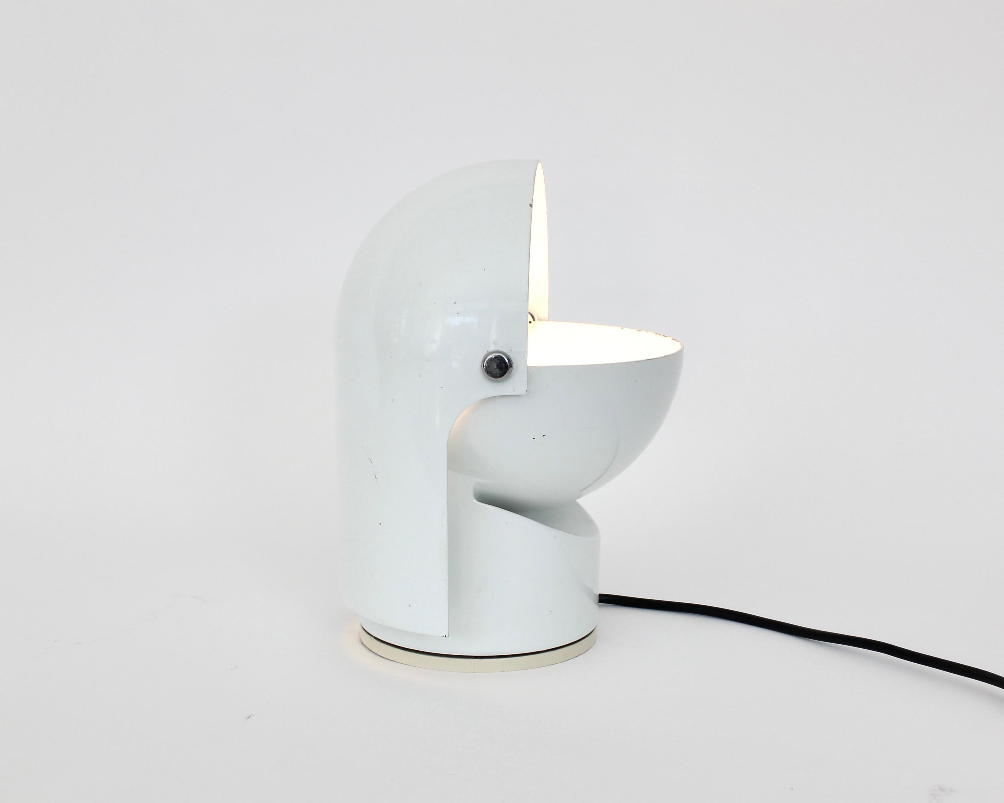 Pileino table lamp by Gae Aulenti for Artemide, c. 1972. White lacquered metal on a rotatable plastic base. Adjustable shade. This is the small version 
The measurement depends on which position you direct the movable shade. 
Its unique quality is