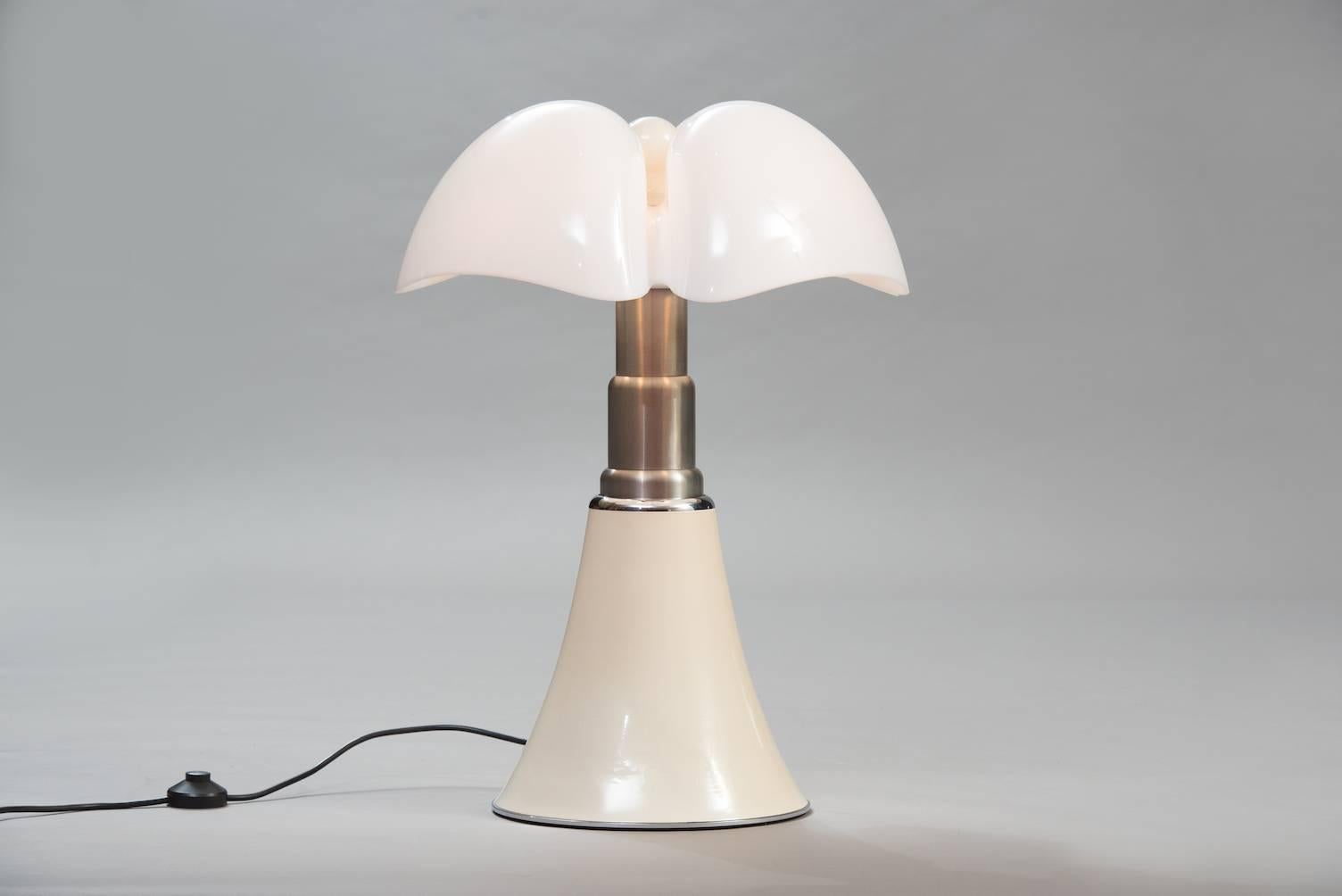 The “Pipistrello” lamp gets its name from the similarity the shape of the light diffuser has to bat wings, the painted steel base supports an adjustable height neck and four-sided white plastic diffuser.
Measure: H 88 cm (max) 70 cm (min), D 50 cm.