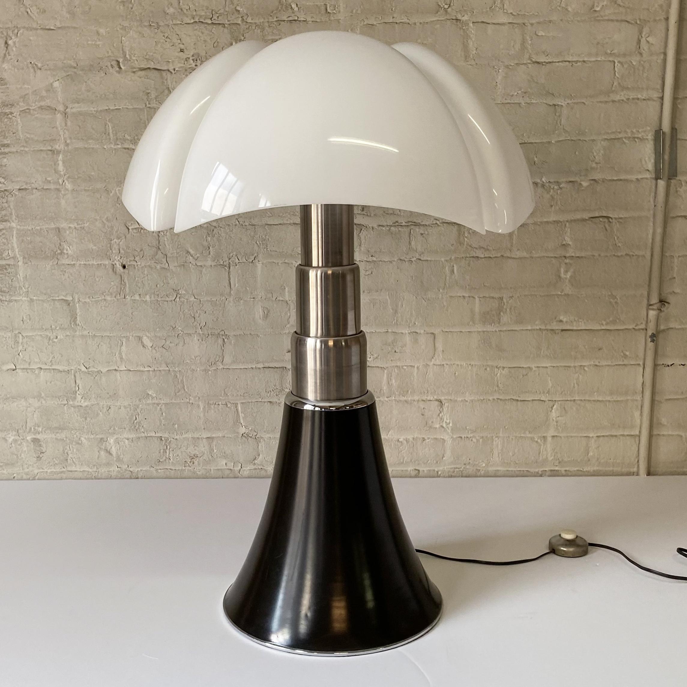 Mid-Century Modern Gae Aulenti Pipistrello Lamp for Martinelli Luce (Largest Size) For Sale