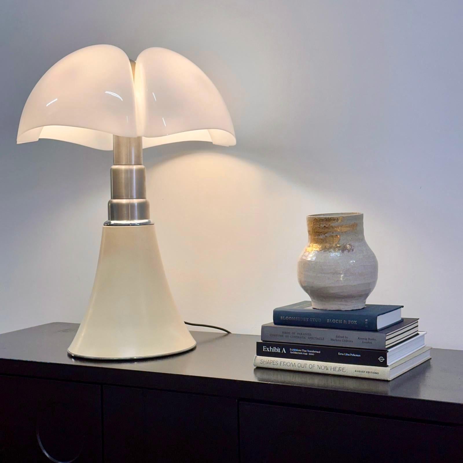 Italian Gae Aulenti, Pipistrello Table Lamp for Martinelli Luce, 1965 For Sale