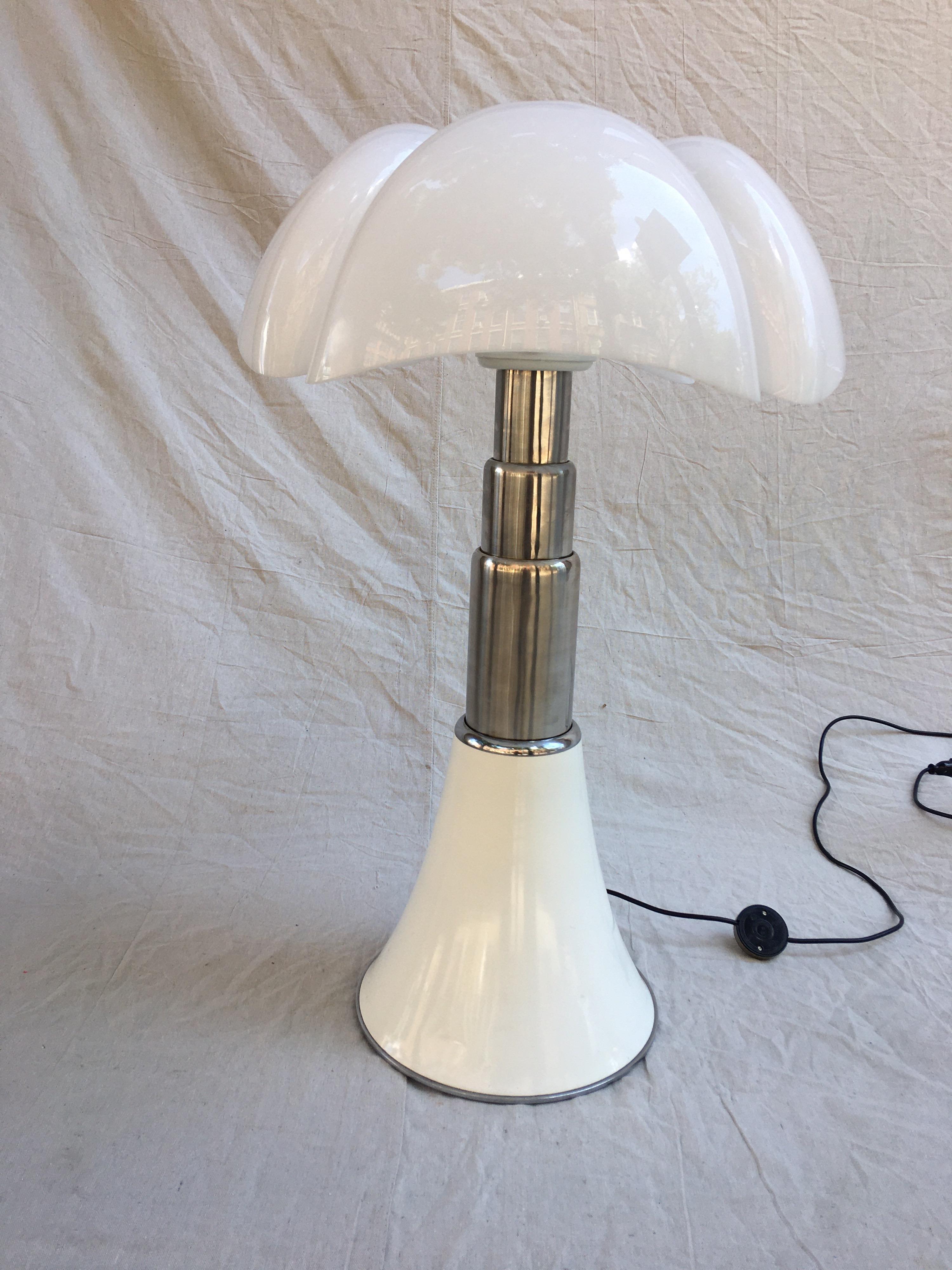 Gae Aulenti for Martinelli Luce Pipistrello telescoping table lamp. Base shows some small dents and shade has one small hole towards top, as seen in photos. Beautiful statement lamp, that still presents very well!
