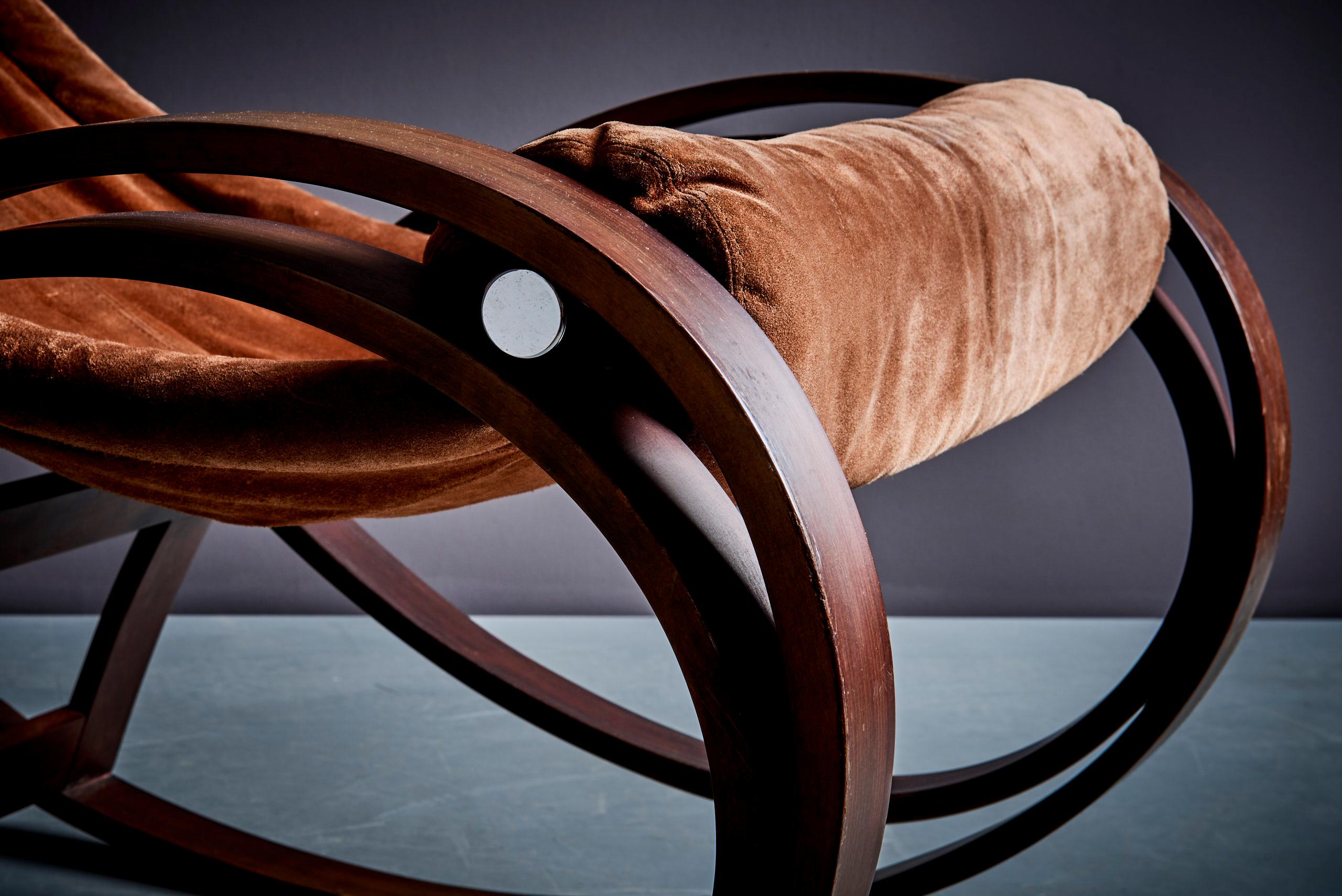 Experience the epitome of Italian design with this exquisite Aulenti Sgarsul rocking chair by Poltronova. Designed by the renowned Gae Aulenti, this iconic piece combines elegance and comfort, making it a standout addition to any interior.

Gae
