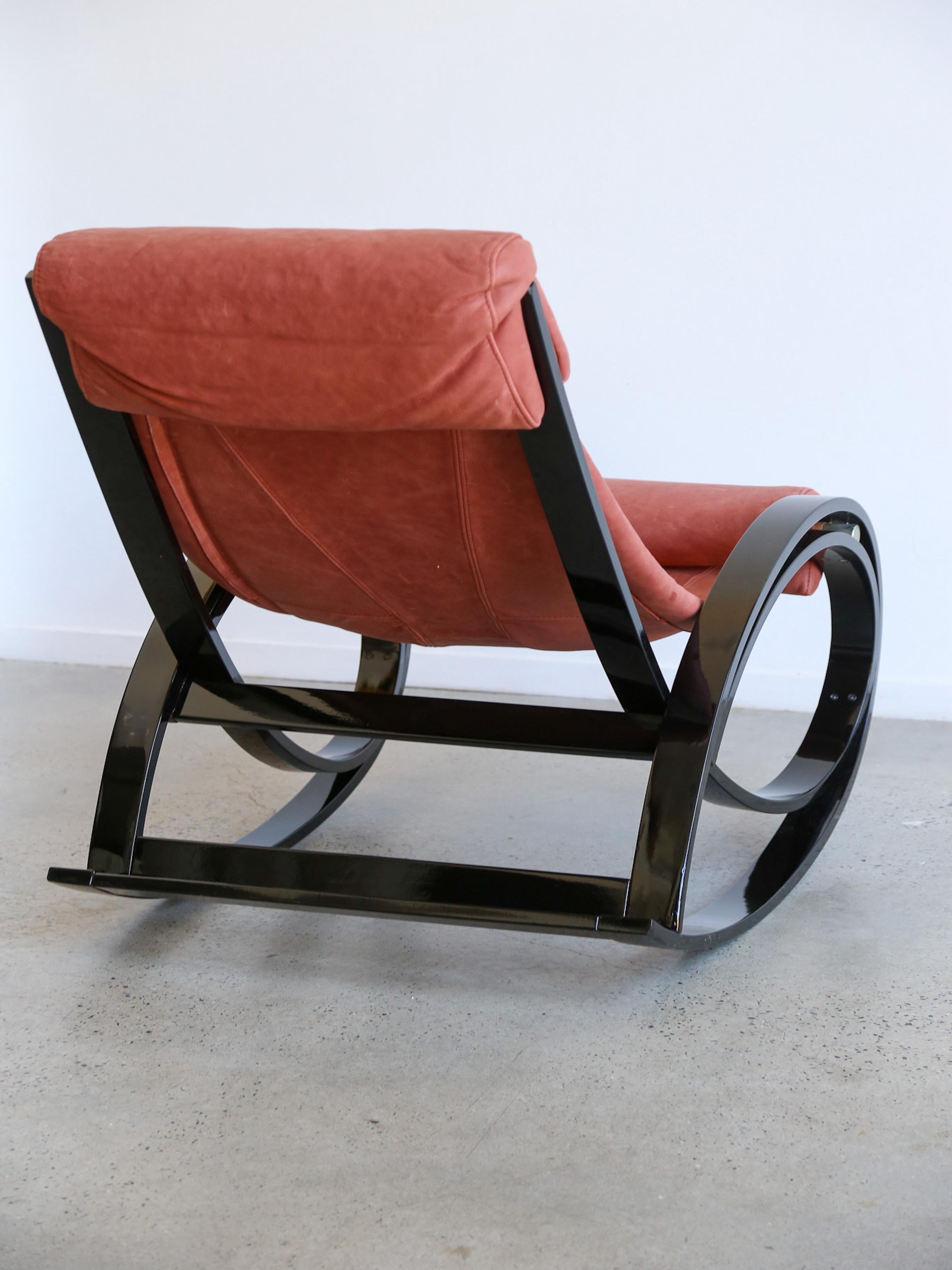 Experience the epitome of Italian design with this exquisite Aulenti Sgarsul rocking chair by Poltronova. Designed by the renowned Gae Aulenti, this iconic piece combines elegance and comfort, making it a standout addition to any interior. Crafted