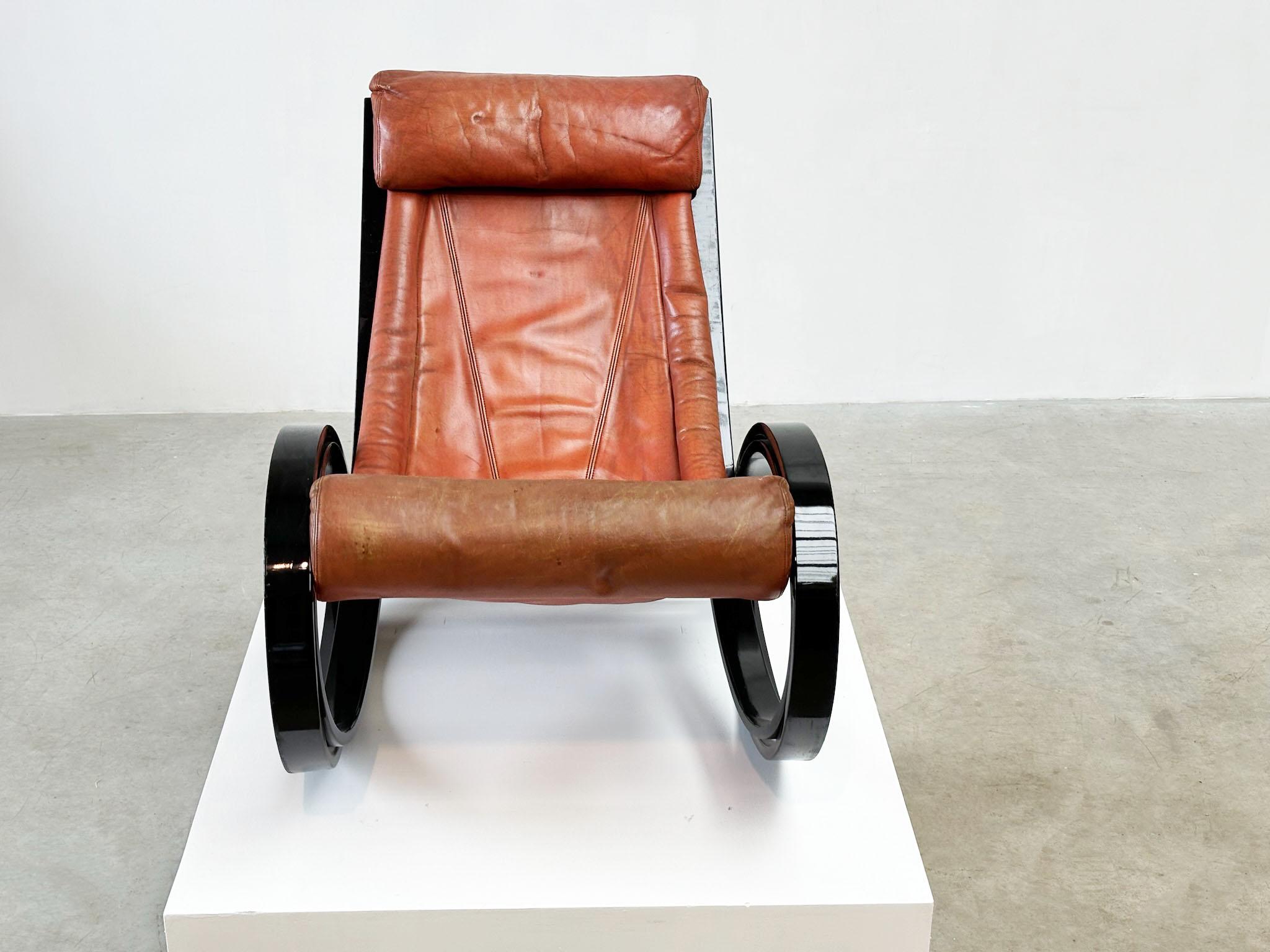 Gae Aulenti Sgarsul für Poltronova: Schaukelstuhl
Dieser 1962 von Poltronova hergestellte Schaukelstuhl besteht aus glattem Birkensperrholz mit schwarzer Hochglanzlackierung für eine moderne Ästhetik.
Seine Besonderheit ist der schön gealterte
