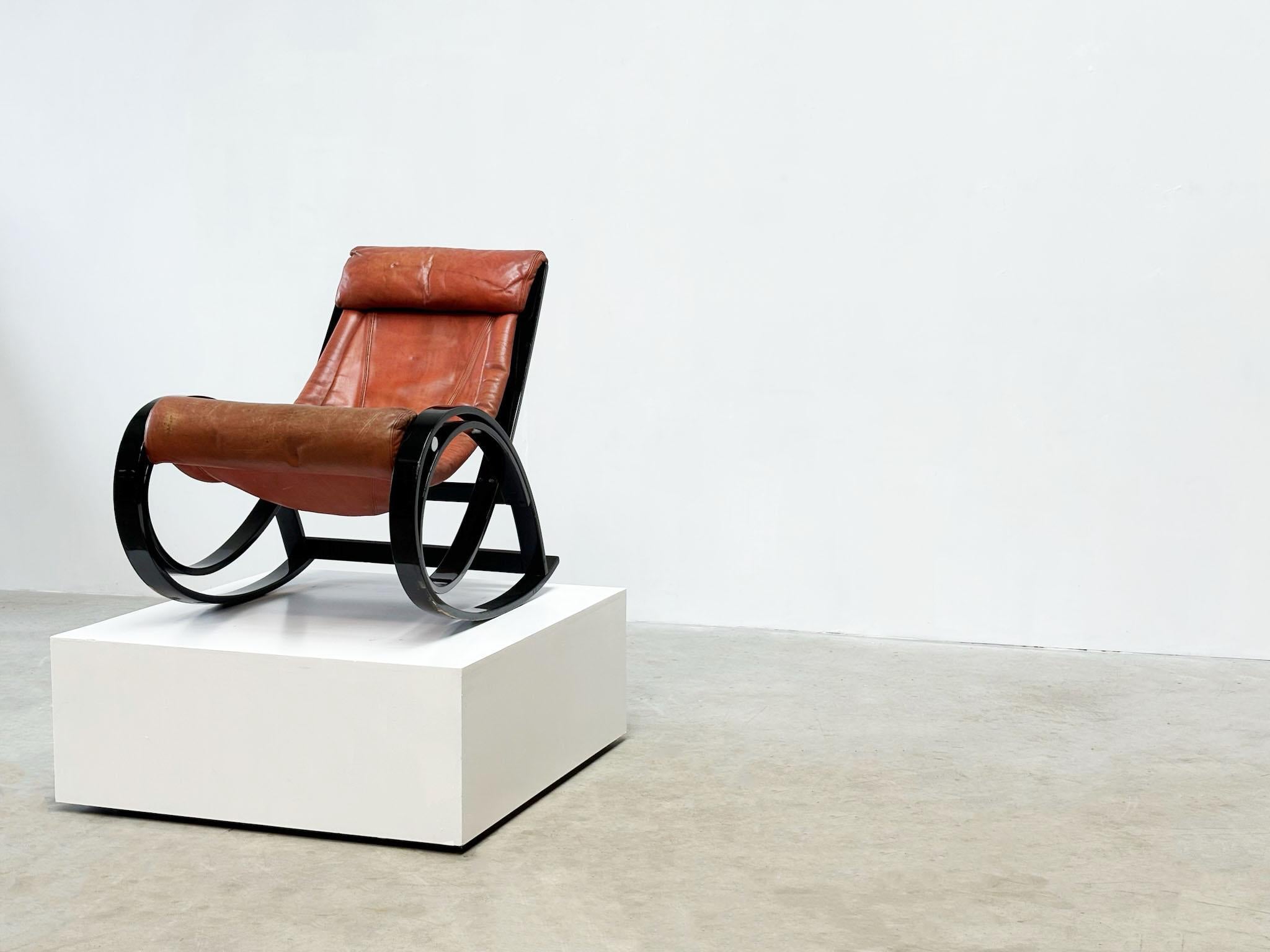 Gae Aulenti Sgarsul für Poltronova: Schaukelstuhl (Leder) im Angebot
