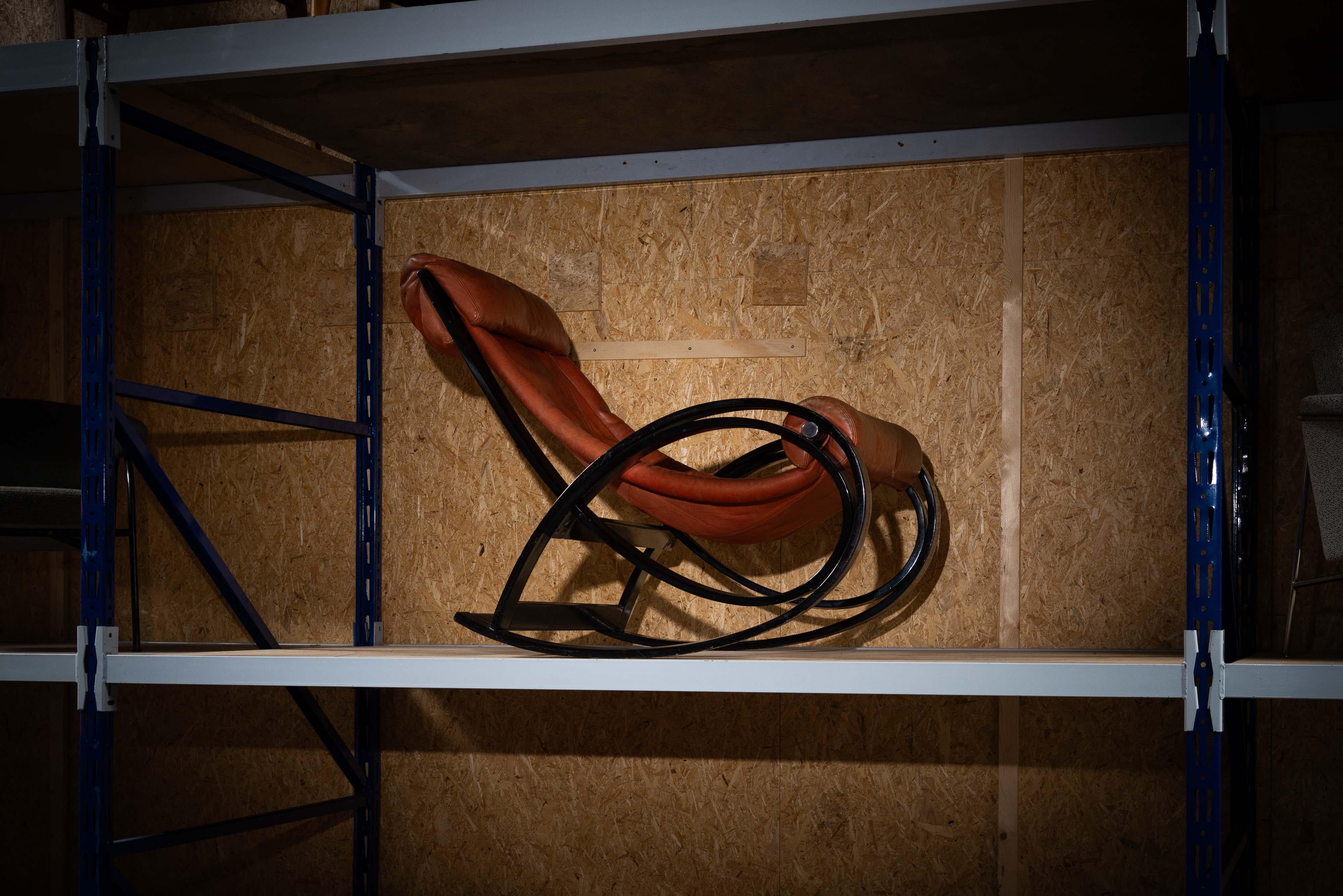 Der ikonische Schaukelstuhl Sgarsul wurde 1962 von Gae Aulenti entworfen und von Poltronova in Italien hergestellt. Es ist aus Birkensperrholz gefertigt und hat eine glatte schwarze Glanzoberfläche, die ihm ein modernes und elegantes Aussehen