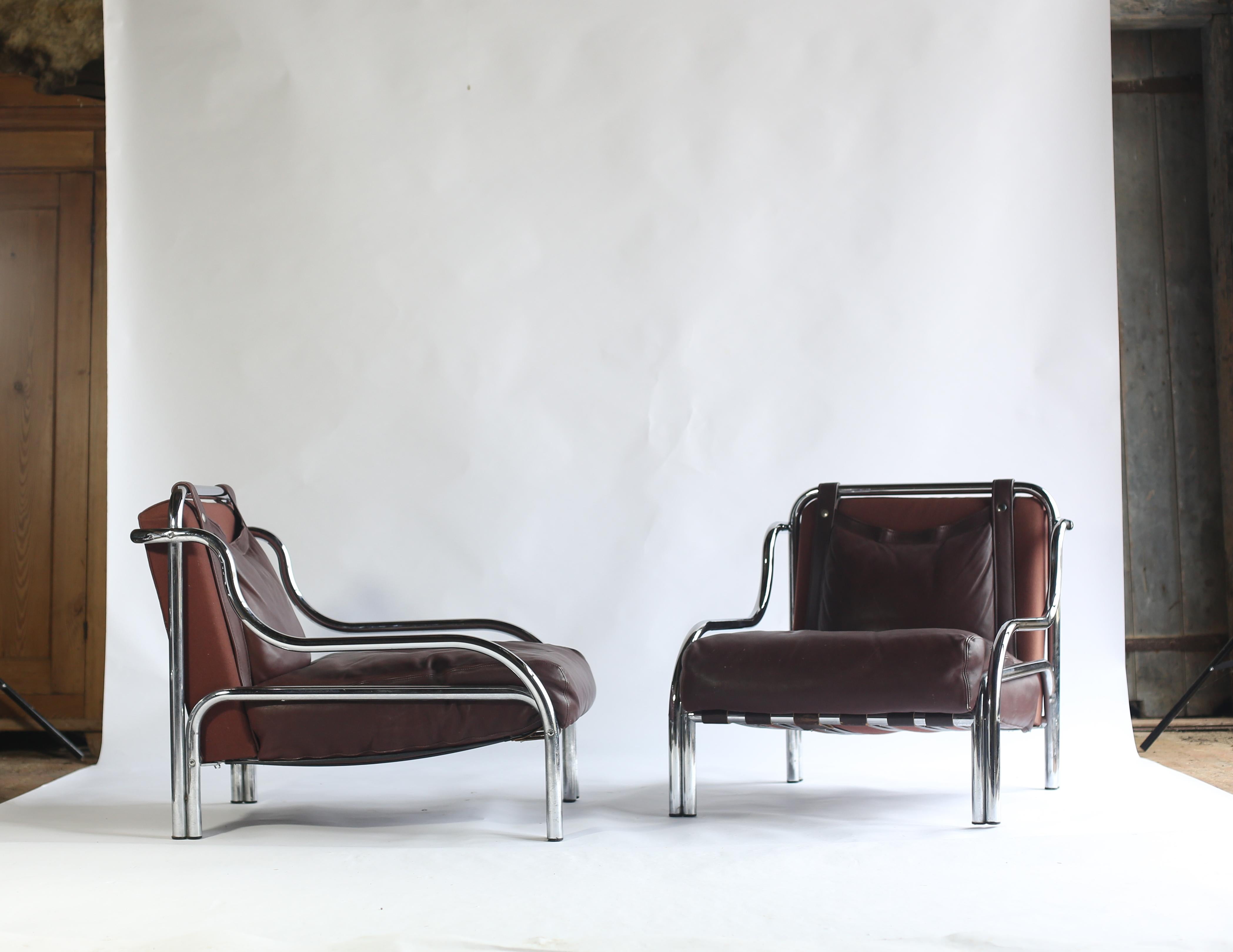 Chaises Stringa conçues par le célèbre designer et architecte italien Gae Aulenti, pour Poltronova, 1962. Rarement mises en vente au Royaume-Uni, ces deux pièces magnifiques (et confortables) sont des icônes du postmodernisme italien des années 60 ;