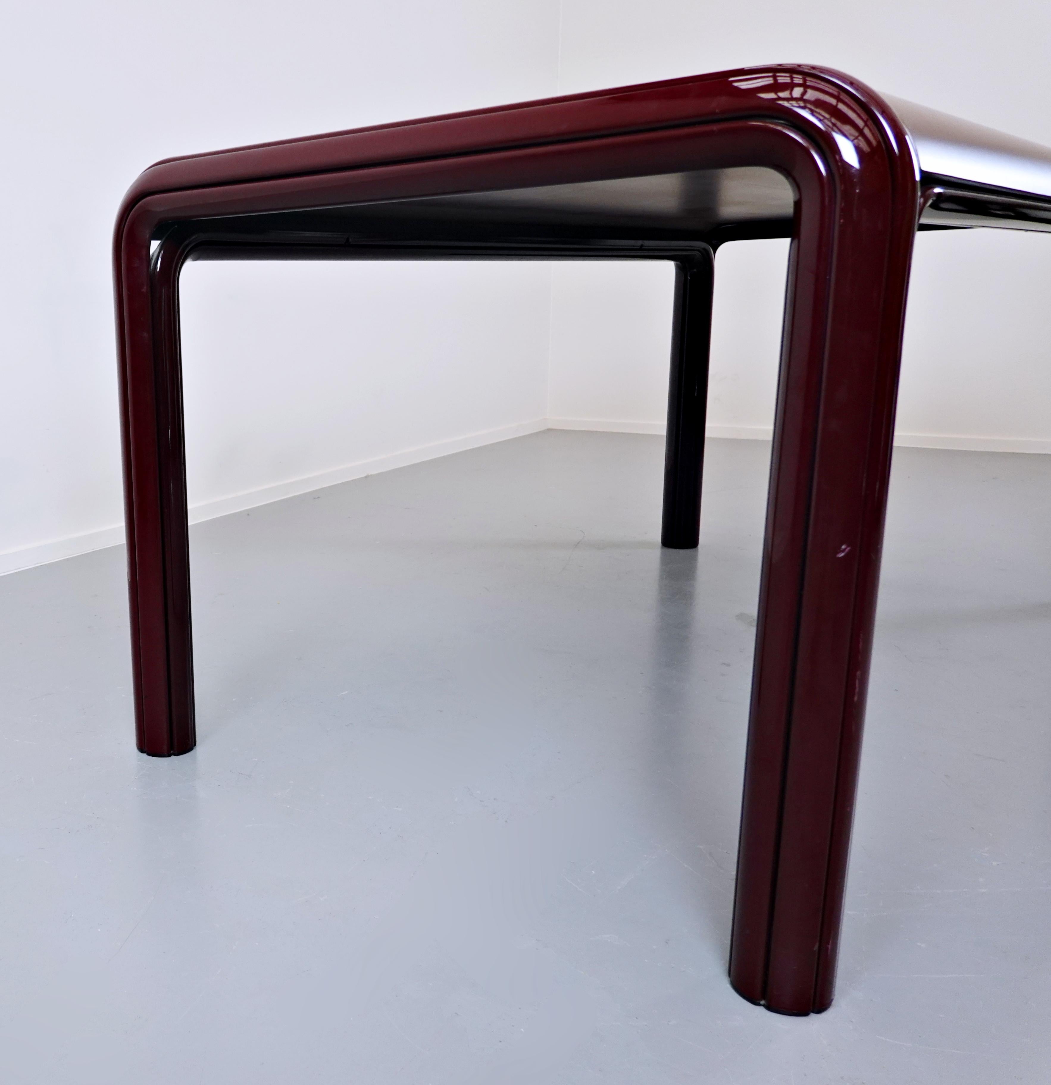 italien Table rouge mi-siècle moderne de Gae Aulenti pour Knoll International en vente