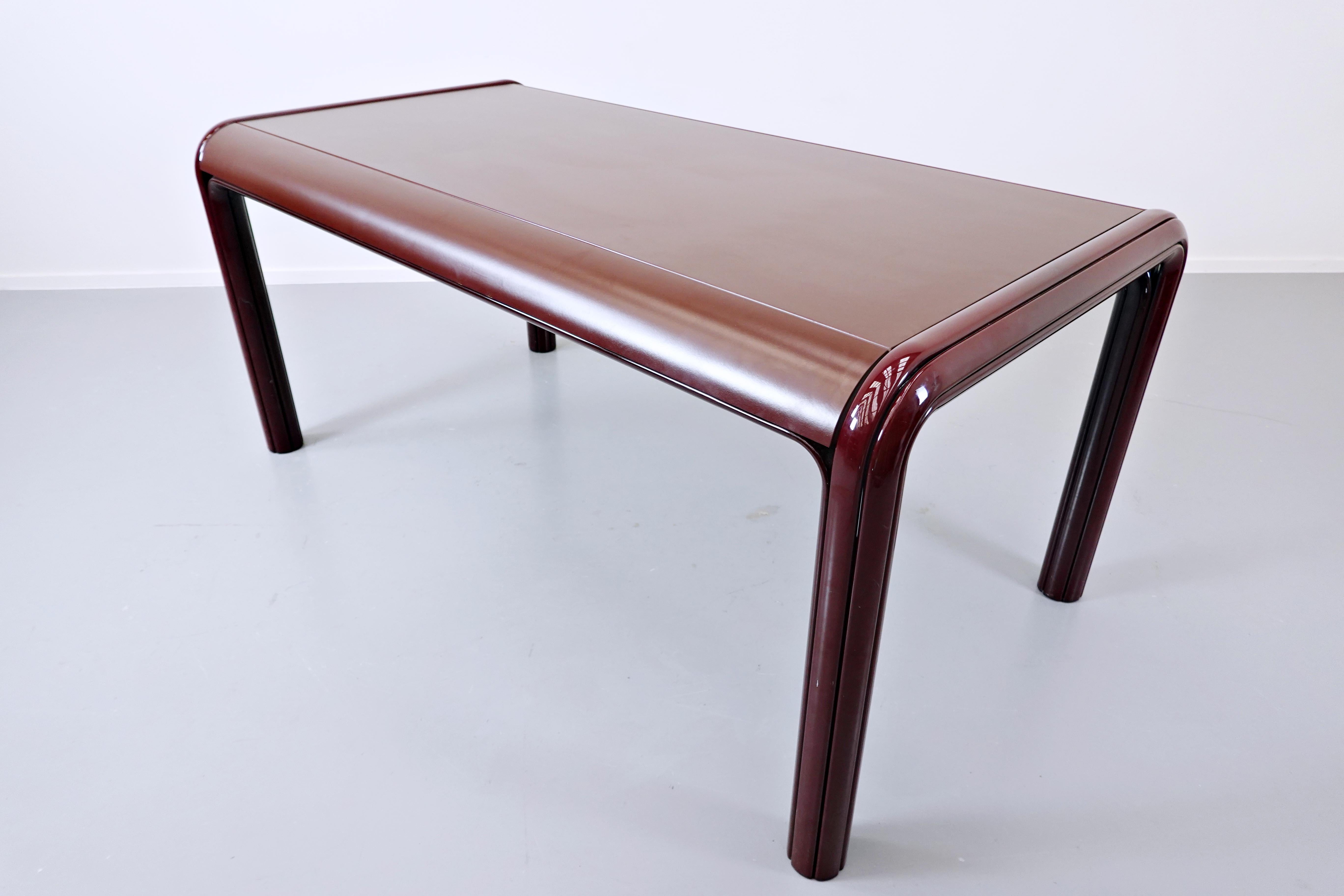 Métal Table rouge mi-siècle moderne de Gae Aulenti pour Knoll International en vente