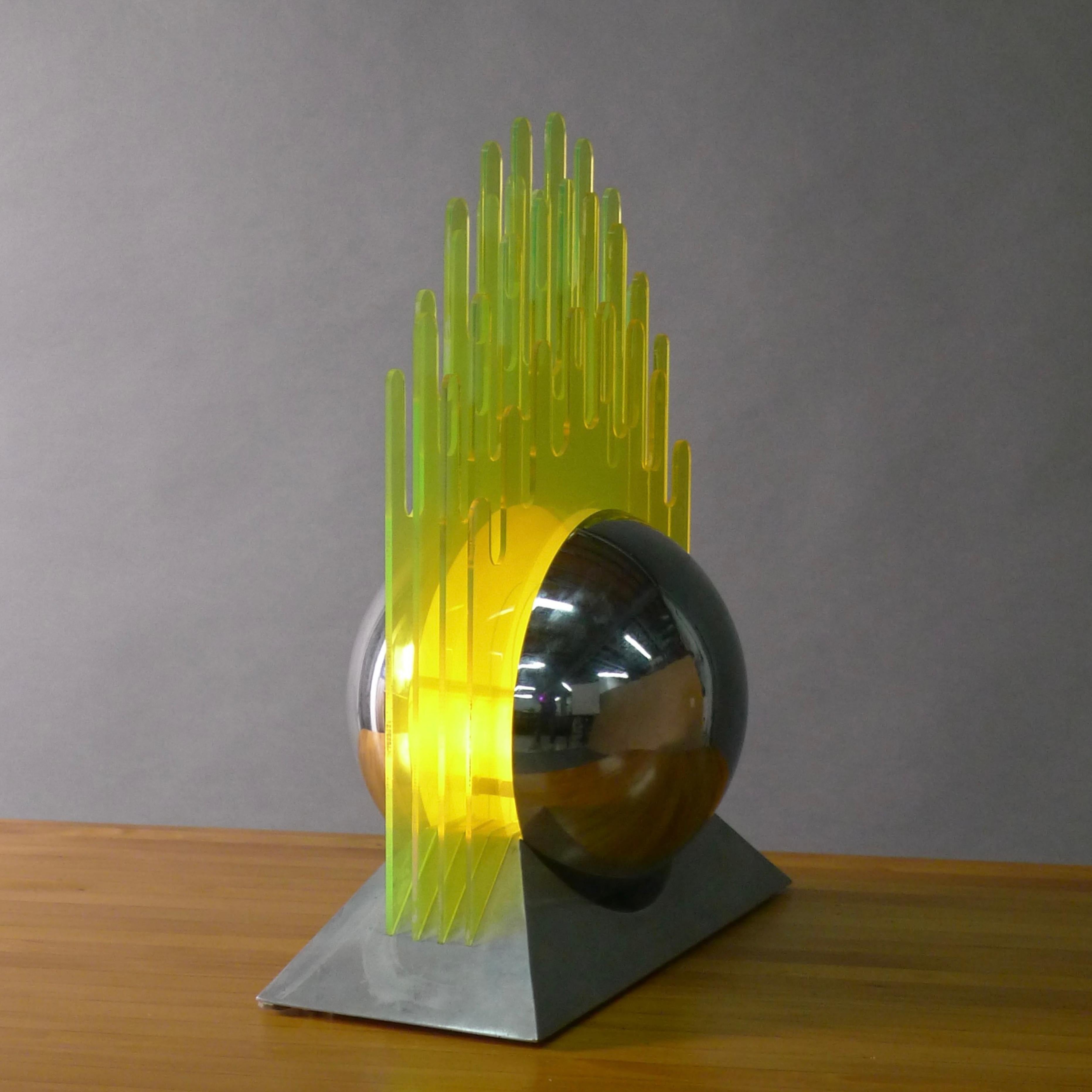 Gae Aulenti, Table Lamp, yellow plexiglass and chromed metal, Italy, circa 1970 For Sale 3