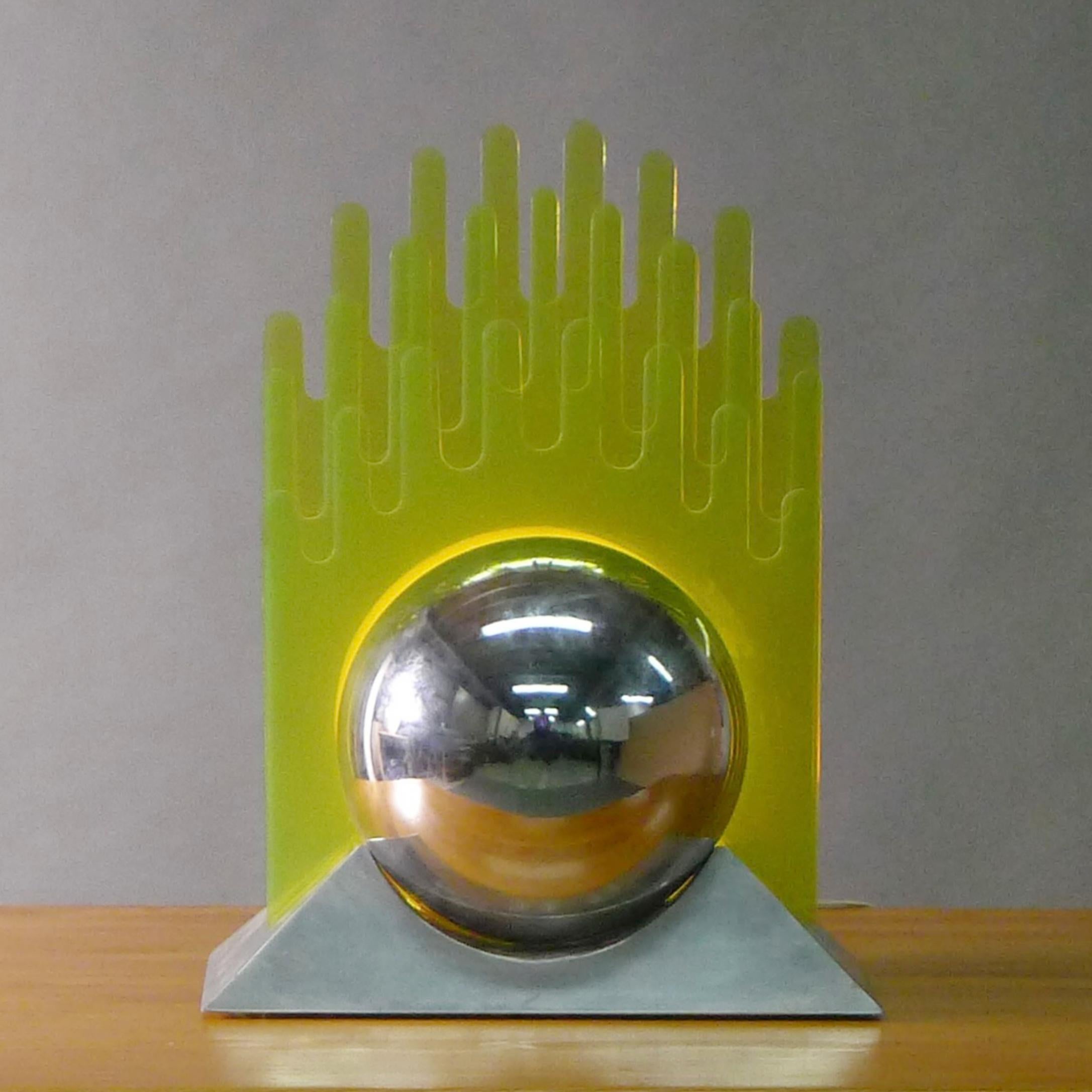 Gae Aulenti, Tischleuchte aus Plexiglas und verchromtem Metall, Italien, um 1970

Der lackierte Metallsockel trägt eine verchromte Kugel, in die vier gelbe Plexiglasscheiben mit Zinnen eingesetzt sind.  Wenn sie angezündet wird, steigt das Licht von