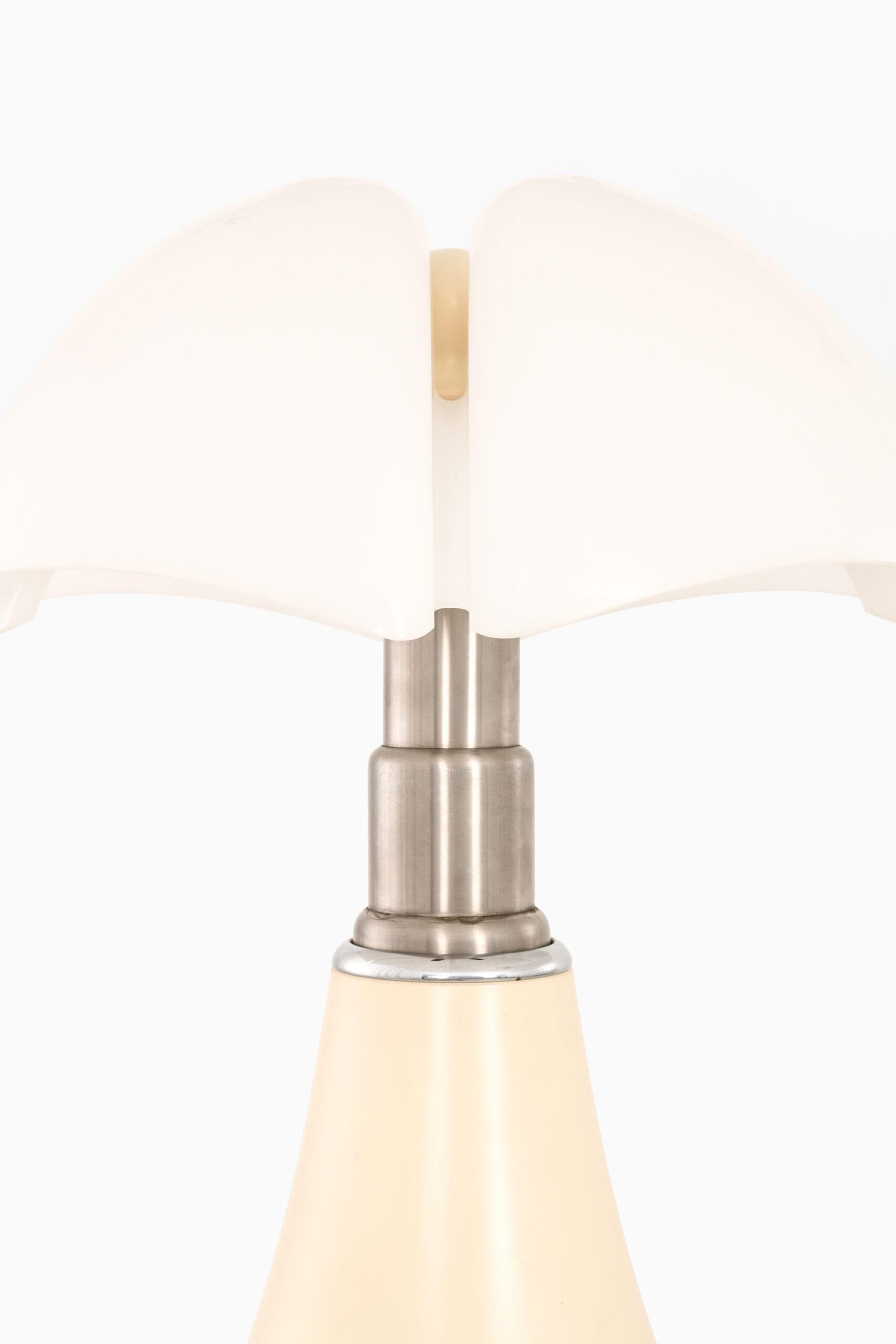Très rare paire de lampes de table hautes modèle Pipistrello conçu par Gae Aulenti. Produit par Martinelli Luce en Italie. Hauteur : 71-87 cm.