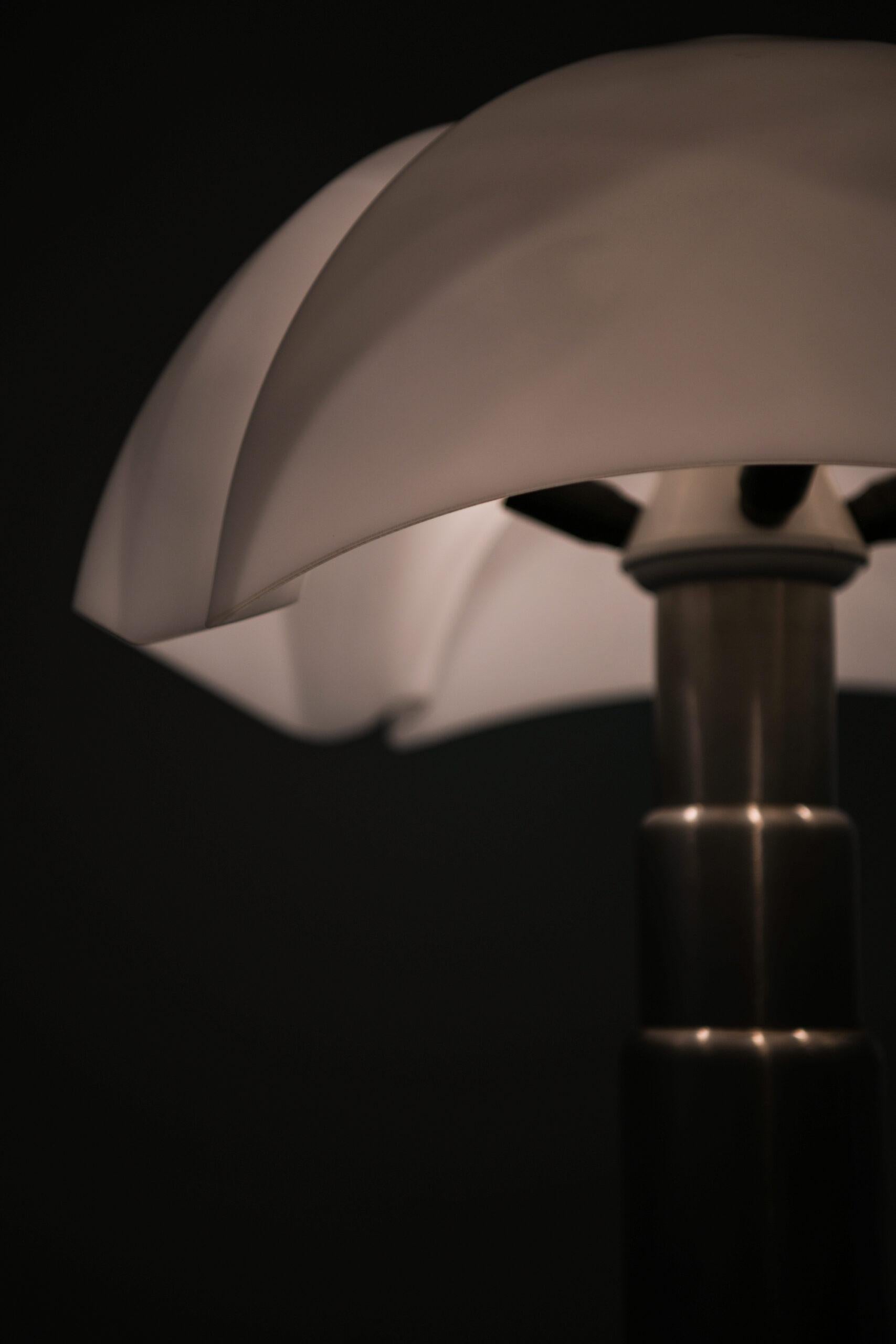 Gae Aulenti Tischlampen, Modell Pipistrello, hergestellt von Martinelli Luce (Metall) im Angebot