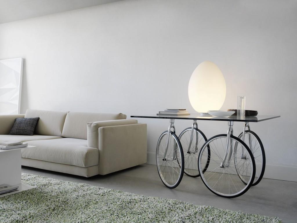 Tour is a table designed by Gae Aulenti for Fontana Arte. Equipped with wheels, in this case of bicycle, it is a surprising piece. The float glass top, 15 mm thick, rests on 4 pivoting wheels by means of four stainless steel plates. The forks are