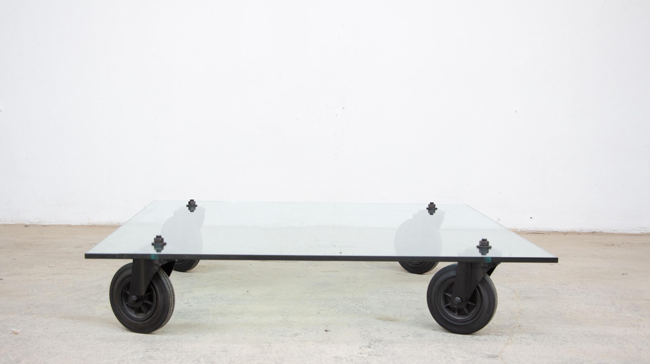 Square glass coffee table by designer Gae Aulenti from the '80s for Italian publisher Fontana Arte. A key coffee table in postmodern design. Exhibited at NYC's MOMA.


The table features a 15mm thick, slightly smoked tempered glass top resting on 4