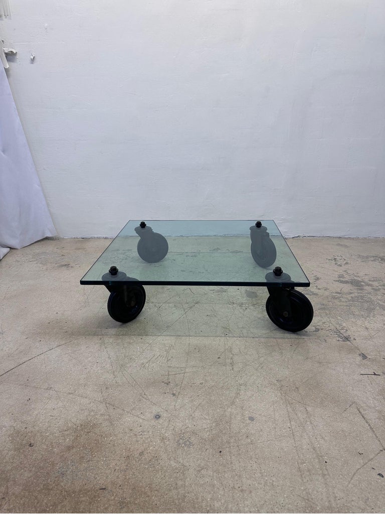 Gae Aulenti Tavolo Con Ruote Tavolino basso in vetro con rotelle