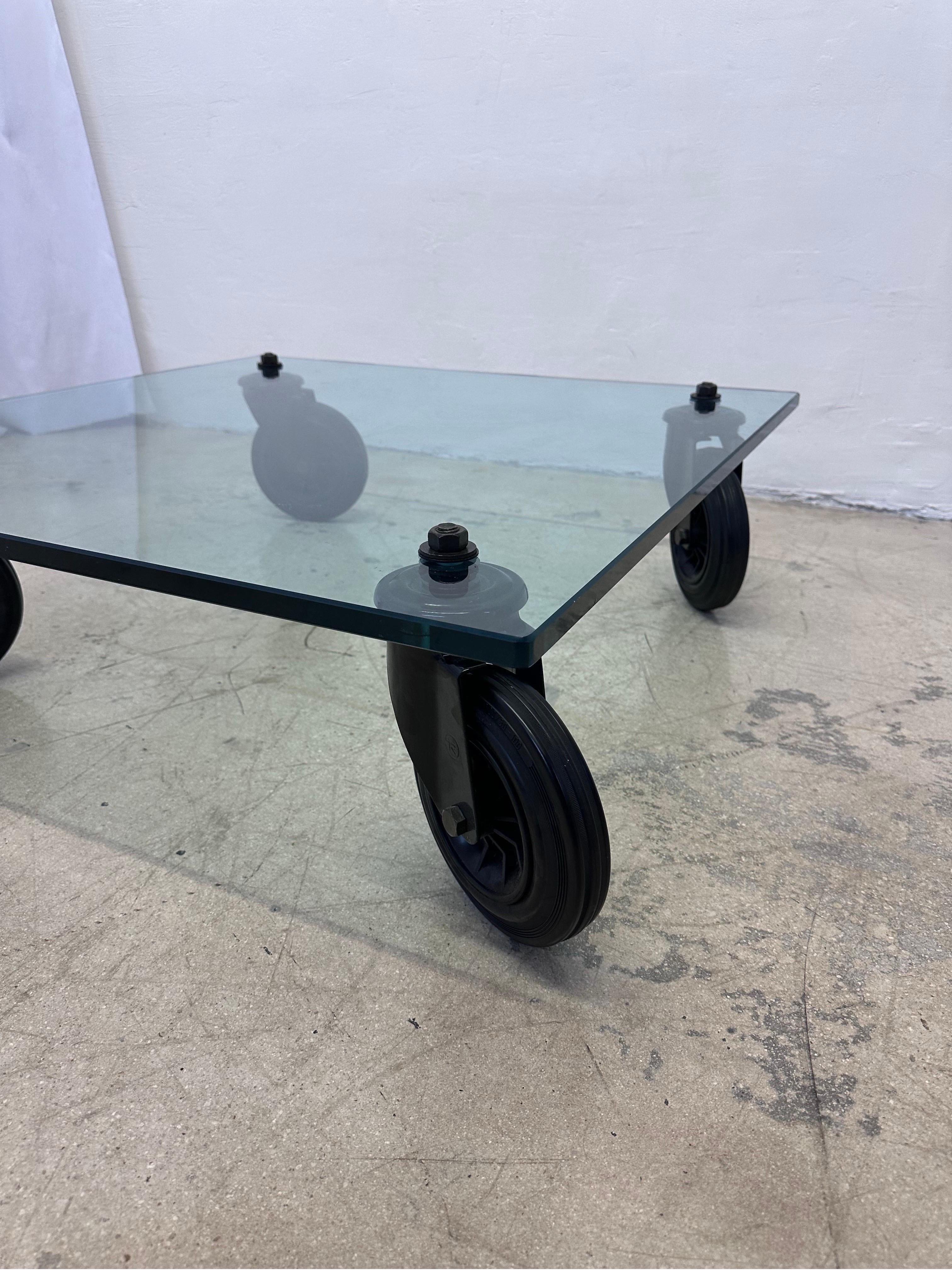 XXIe siècle et contemporain Table basse Tavolo Con Ruote de Gae Aulenti sur roulettes pour Fontana Arte en vente