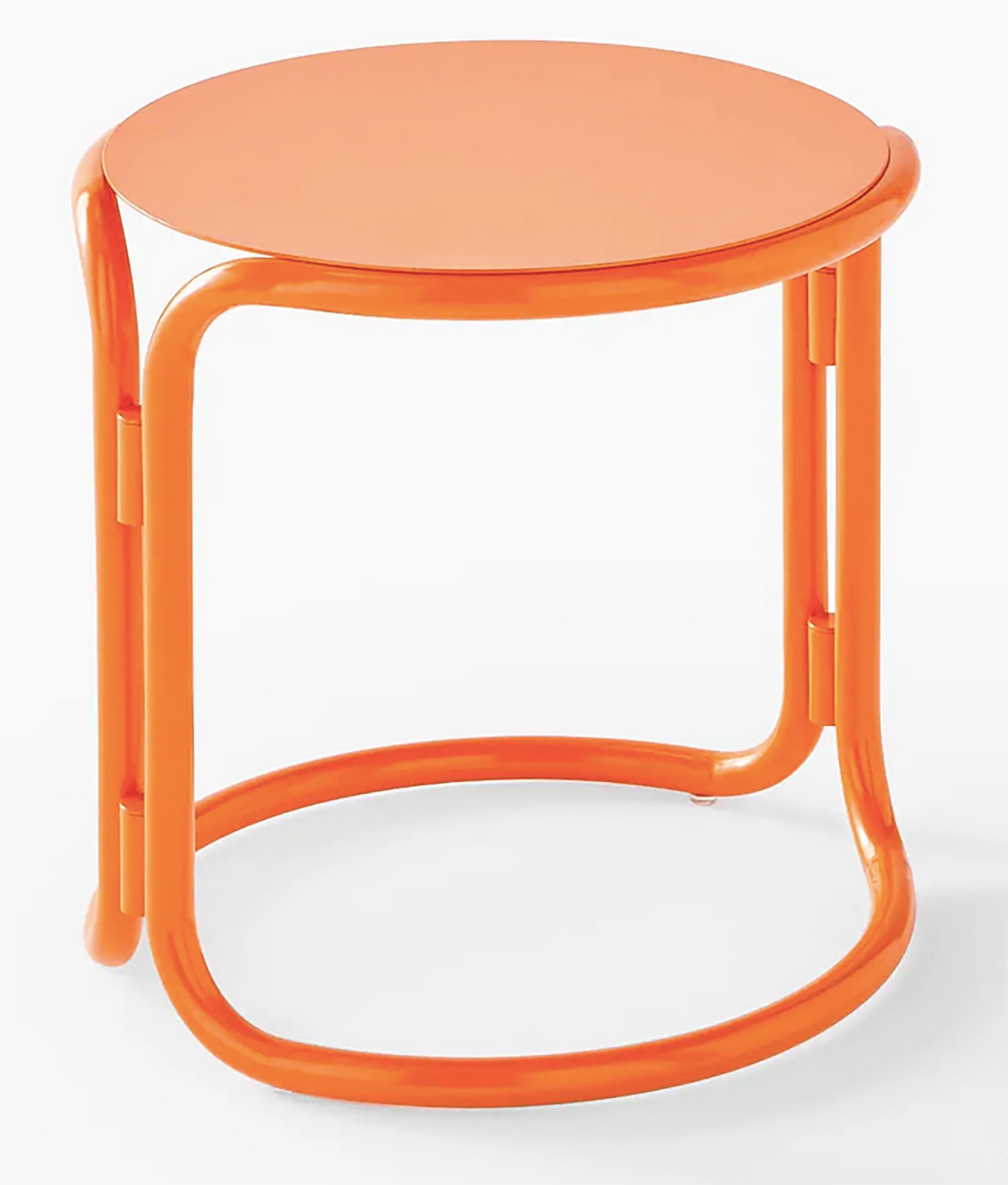 Gae Aulenti, dos taburetes / mesas bajas lacados en naranja
Dimensiones: largo 39 cm x ancho 39 cm x alto 39 cm
material : acero pintado en epoxi (tratado para uso exterior)
Muy buen estado

Estos dos taburetes / mesas bajas son de una reedición muy