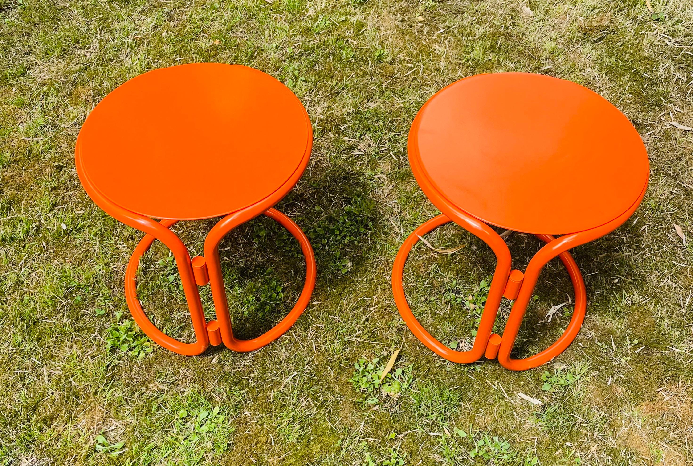 Gae Aulenti, dos taburetes / mesas bajas lacados en naranja Italiano en venta