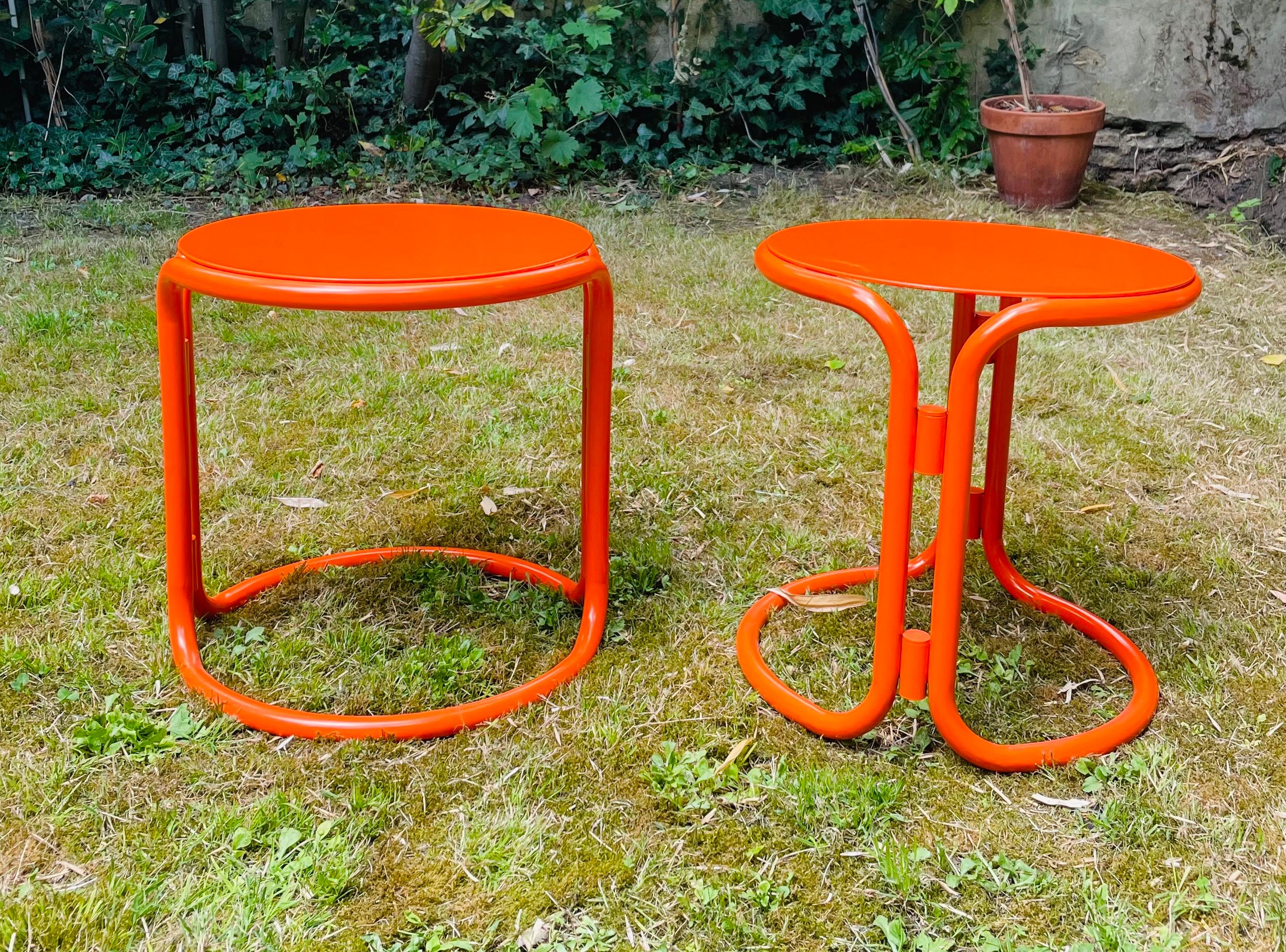 Gae Aulenti, dos taburetes / mesas bajas lacados en naranja en Excelente estado para la venta en Saint ouen, FR