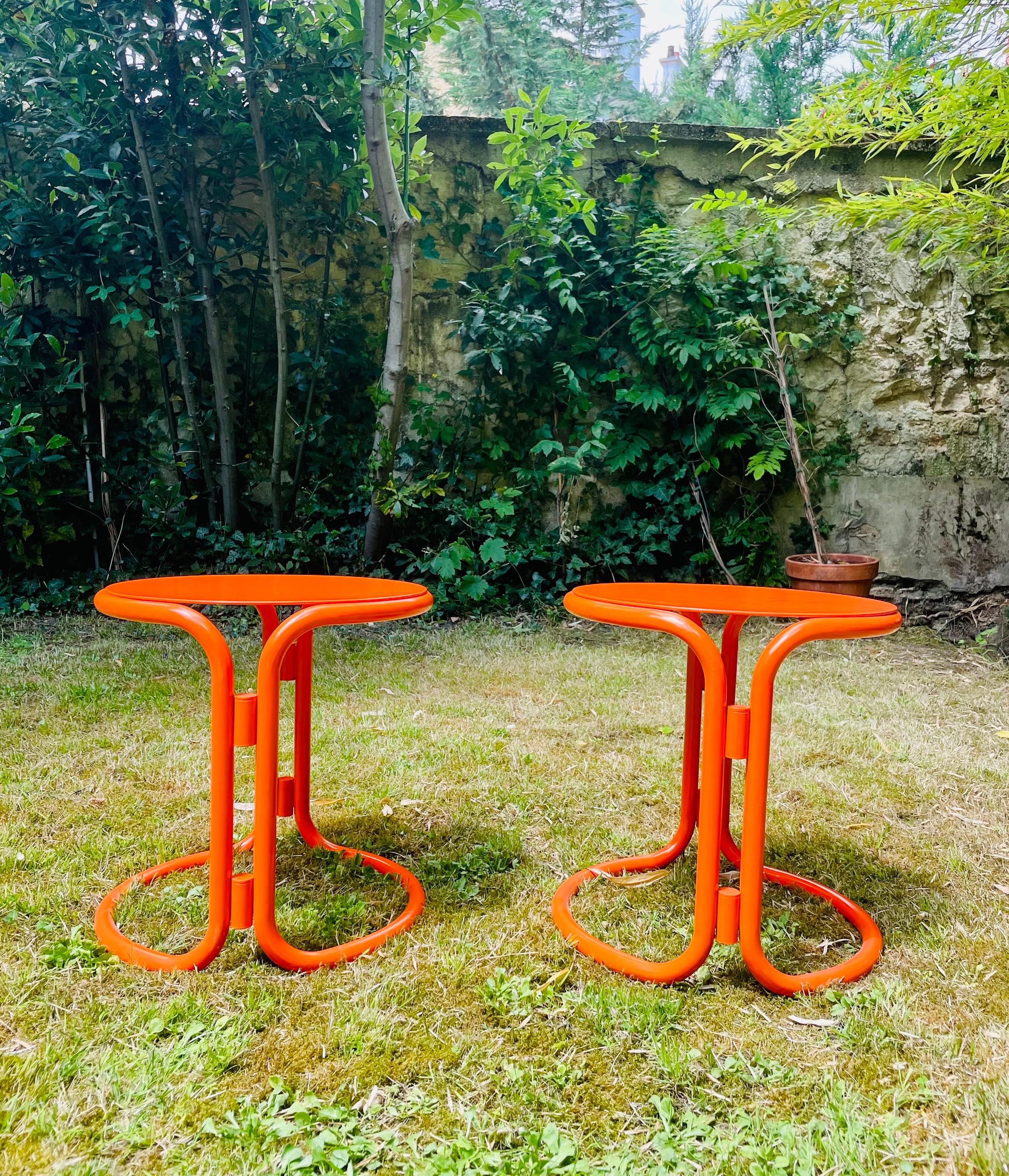 Gae Aulenti, dos taburetes / mesas bajas lacados en naranja mediados del siglo XX en venta
