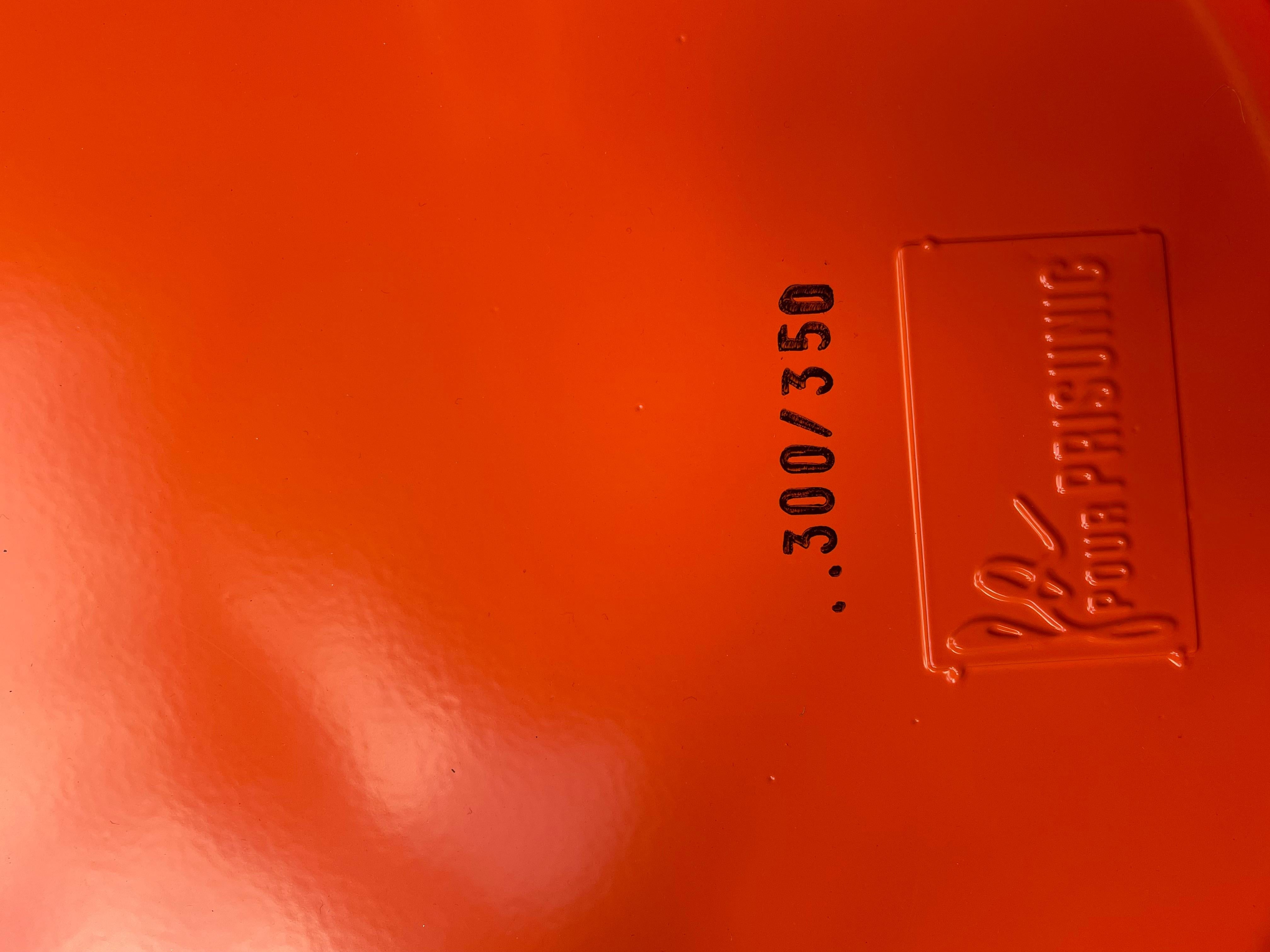 Gae Aulenti, dos taburetes / mesas bajas lacados en naranja Acero en venta