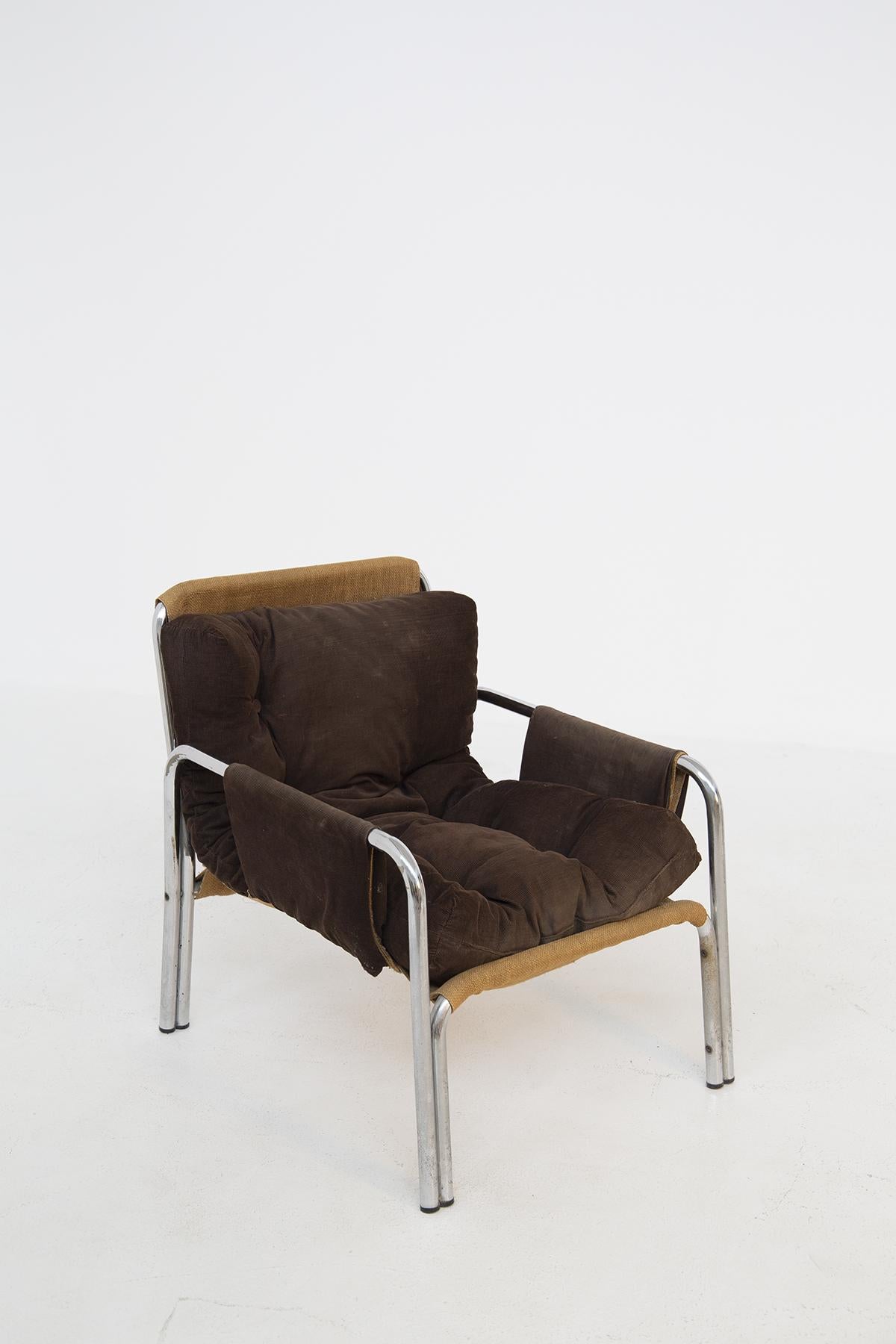 Vintage armchair by Gae Aulenti from the 1960s.
The armchair has a tubular steel frame, which makes it much more stable.The armchair is upholstered in jute and its cushions are made of brown corduroy, giving a unique softness and comfort. The steel