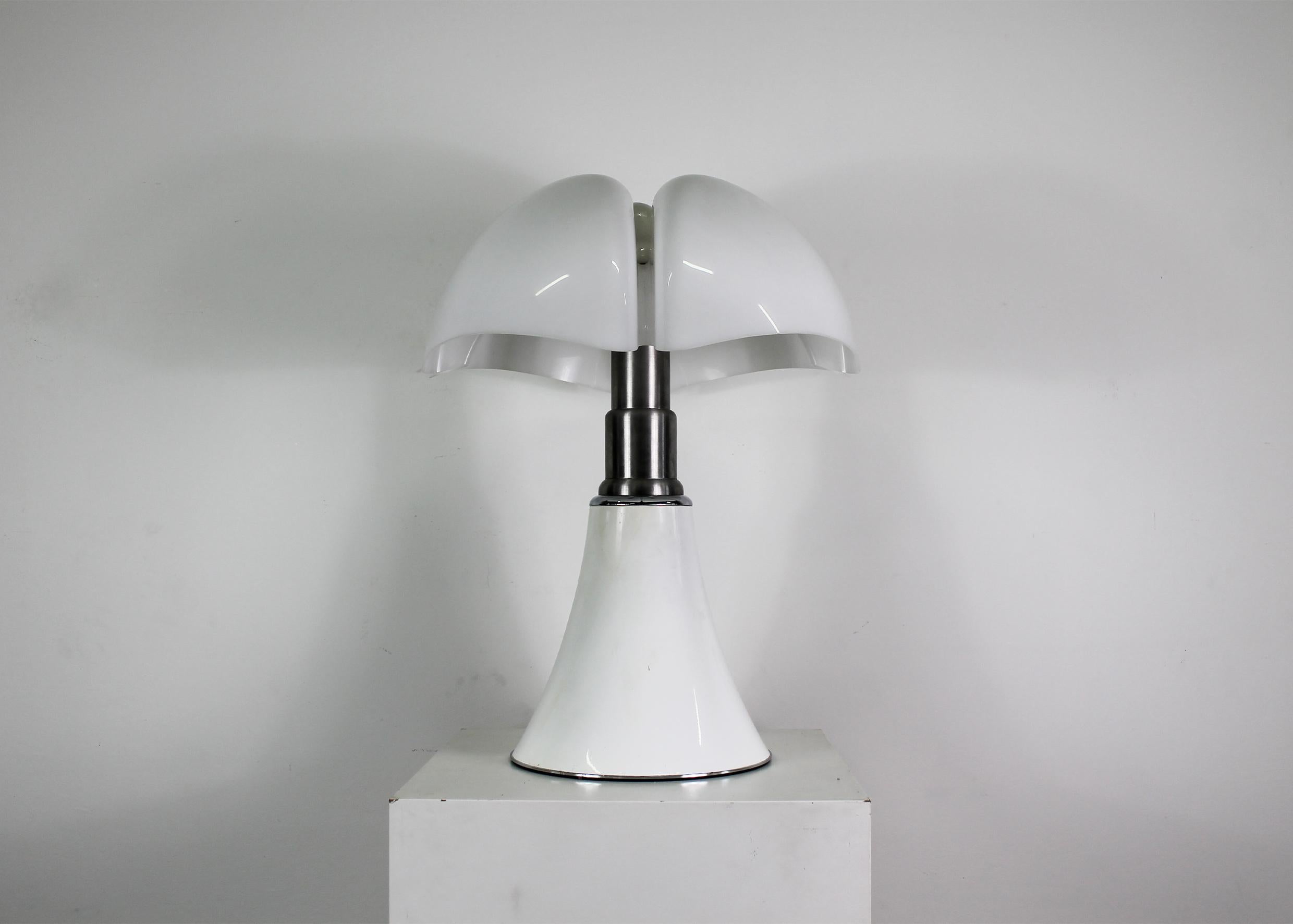 Tisch- oder Stehleuchte Pipistrello mit Sockel aus weiß lackiertem Aluminium, ausziehbarer Teleskopstruktur aus Edelstahl und weißem Opal-Methacrylat-Diffusor.
Er wurde 1965 von Gae Aulenti entworfen und von Martinelli Luce hergestellt.

Die