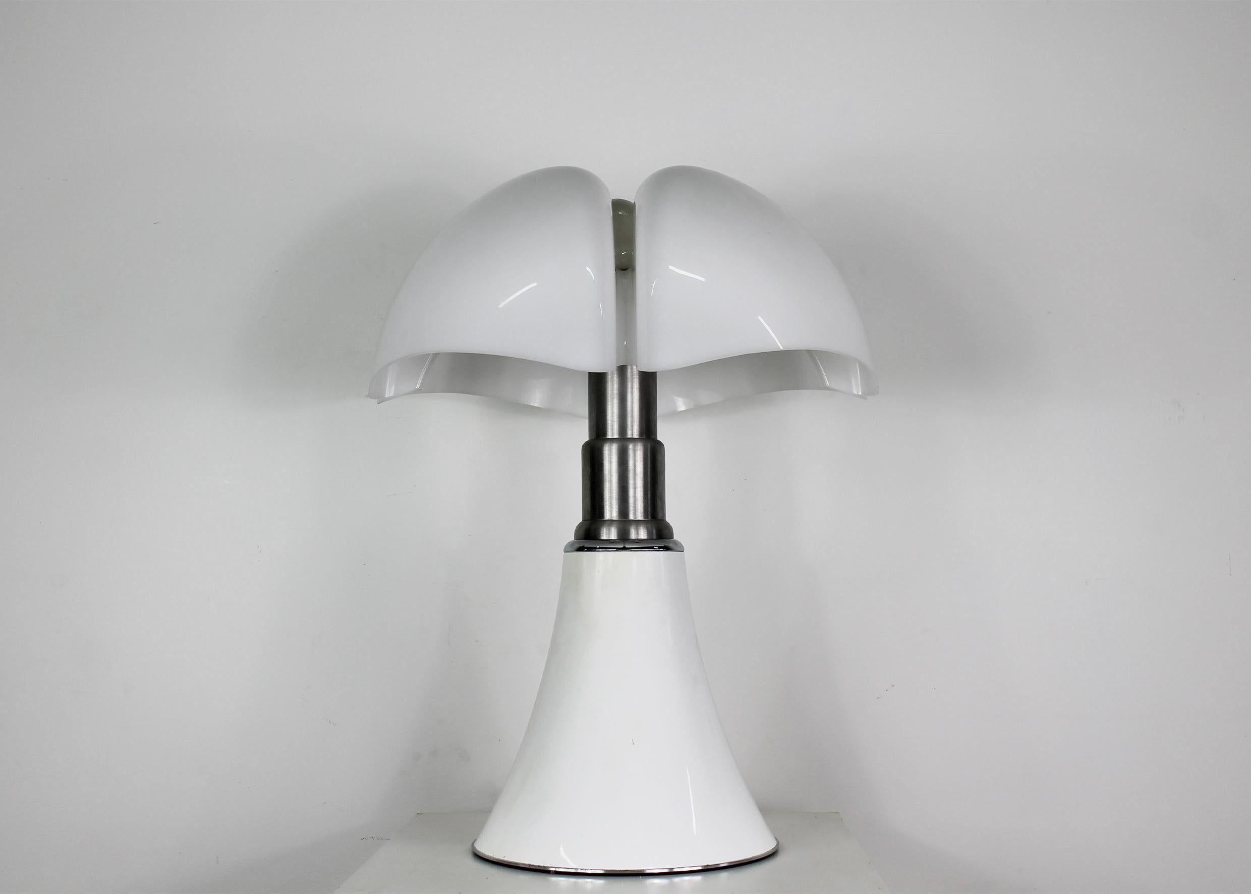 Gae Aulenti Weißer Pipistrello-Tisch oder Stehlampe von Martinelli Luce 1965, weiß (Moderne der Mitte des Jahrhunderts) im Angebot