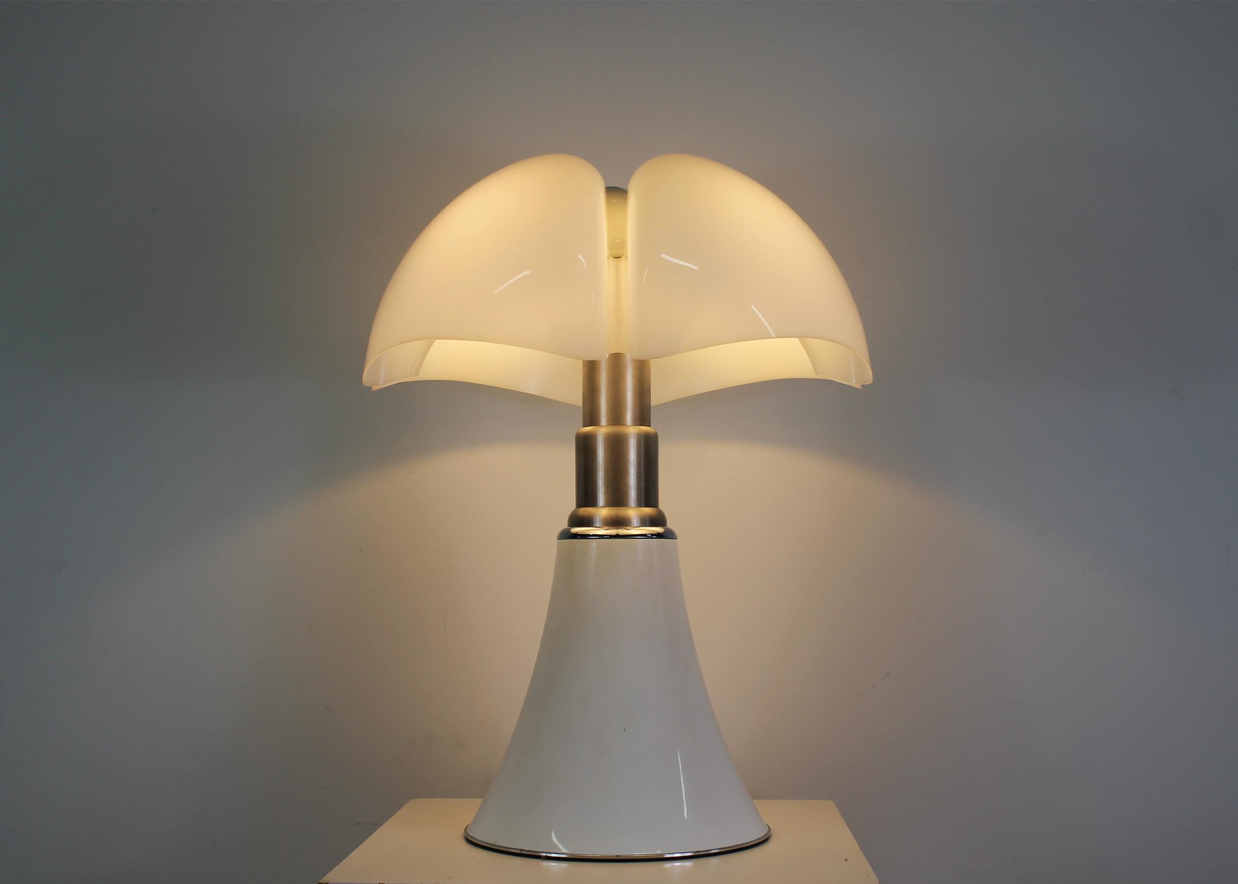 Gae Aulenti Weißer Pipistrello-Tisch oder Stehlampe von Martinelli Luce 1965, weiß im Zustand „Gut“ im Angebot in Montecatini Terme, IT