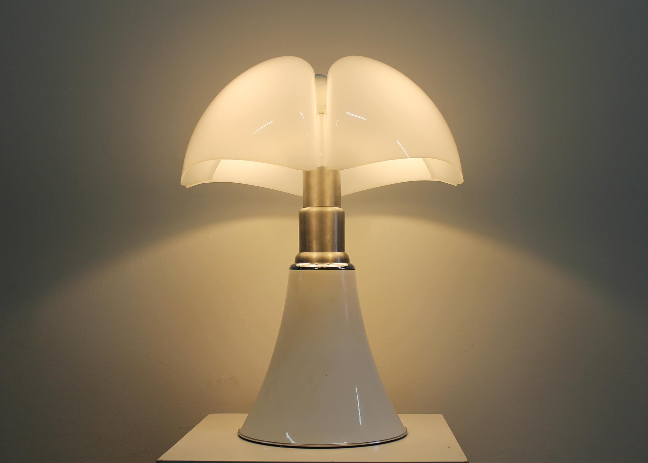 Gae Aulenti Weißer Pipistrello-Tisch oder Stehlampe von Martinelli Luce 1965, weiß (Mitte des 20. Jahrhunderts) im Angebot