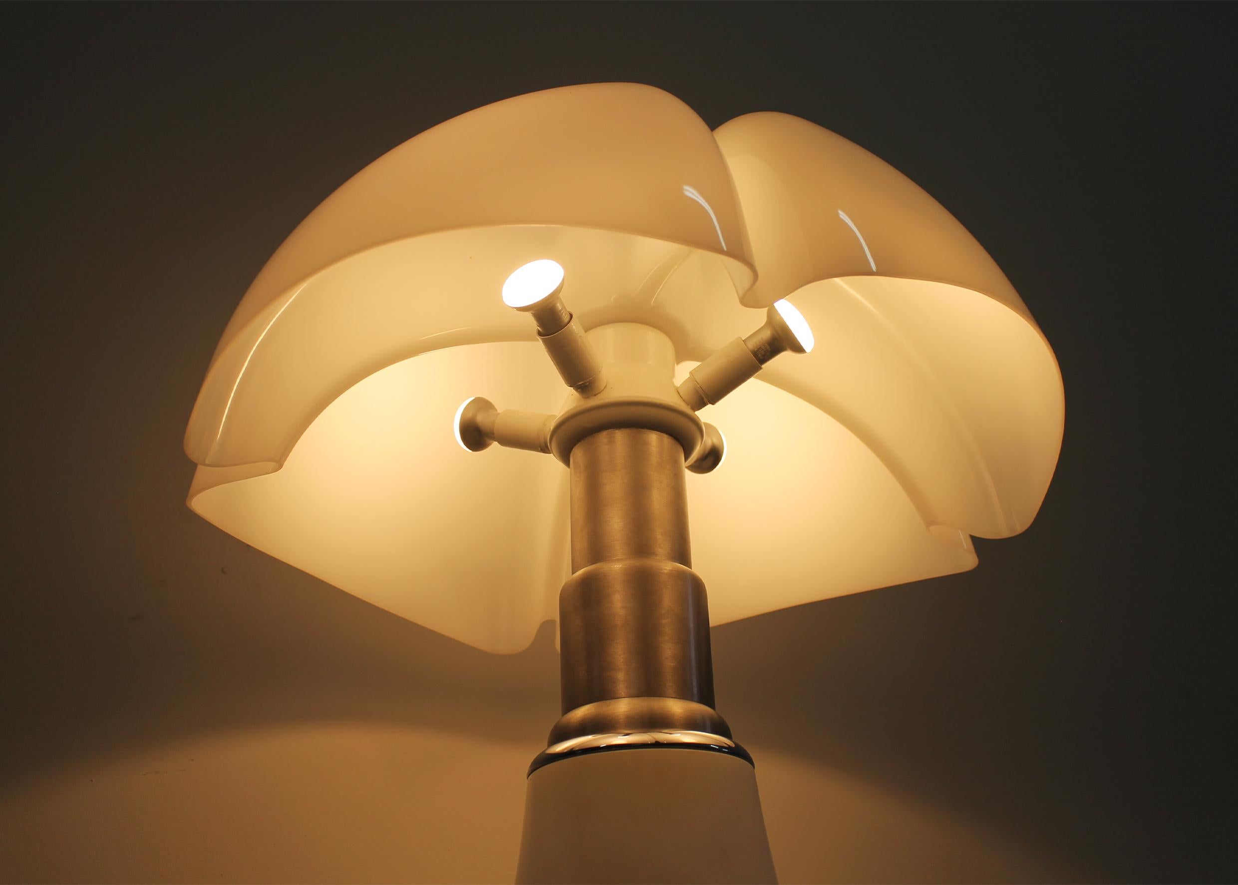 Gae Aulenti Weißer Pipistrello-Tisch oder Stehlampe von Martinelli Luce 1965, weiß im Angebot 1