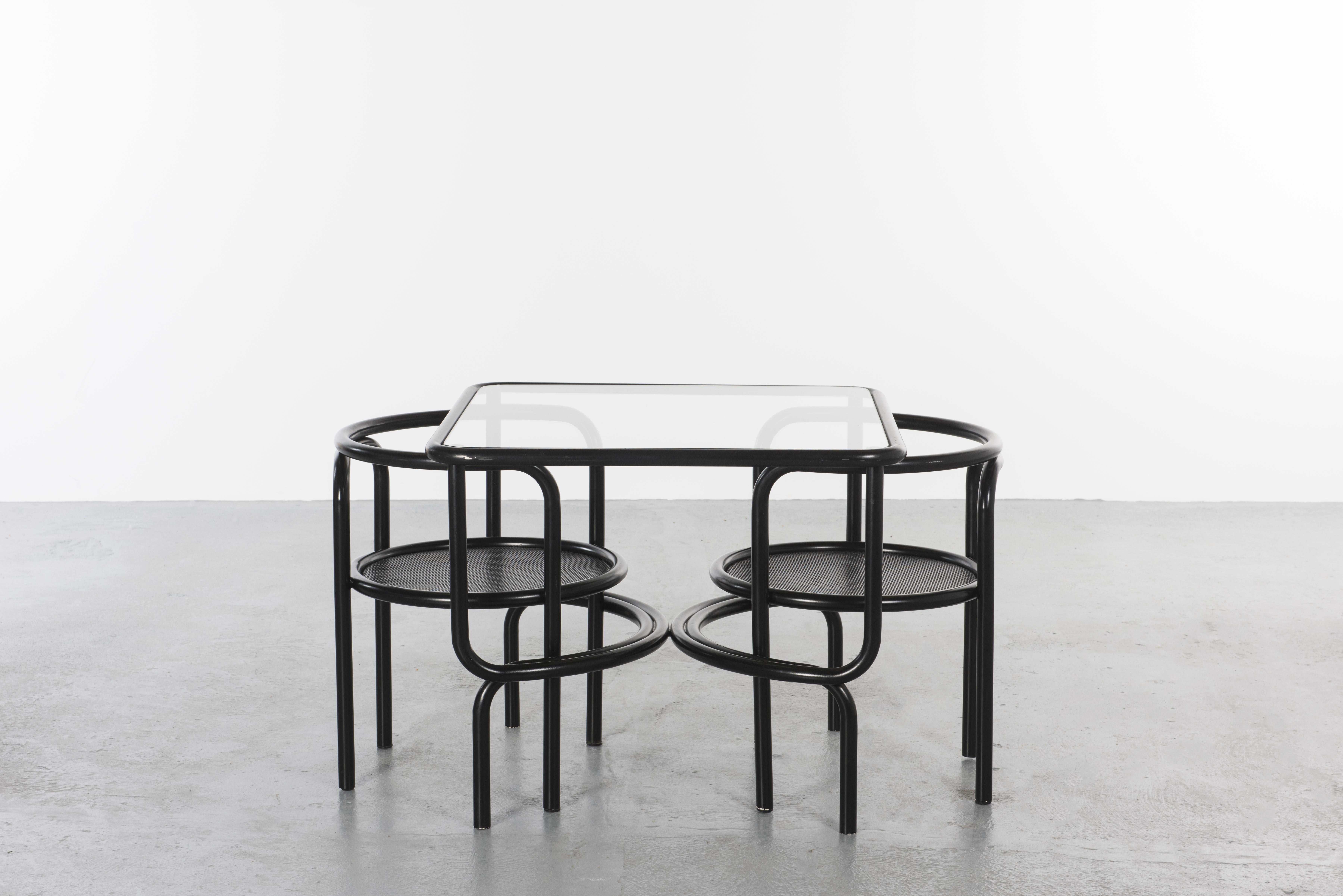 Gartenmöbelset von Gae Aulenti, um 1964, Italien

Bestehend aus zwei Stühlen und einem Tisch aus schwarz lackiertem Stahlrohr in symmetrischem Design und einem Glastablett
Die 1964 kreierte Kollektion wurde durch ihren Auftritt am Pool im Film La