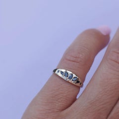 Bague chevalière Gaea en or 14K et diamants noirs par Anastassia Sel Jewelry