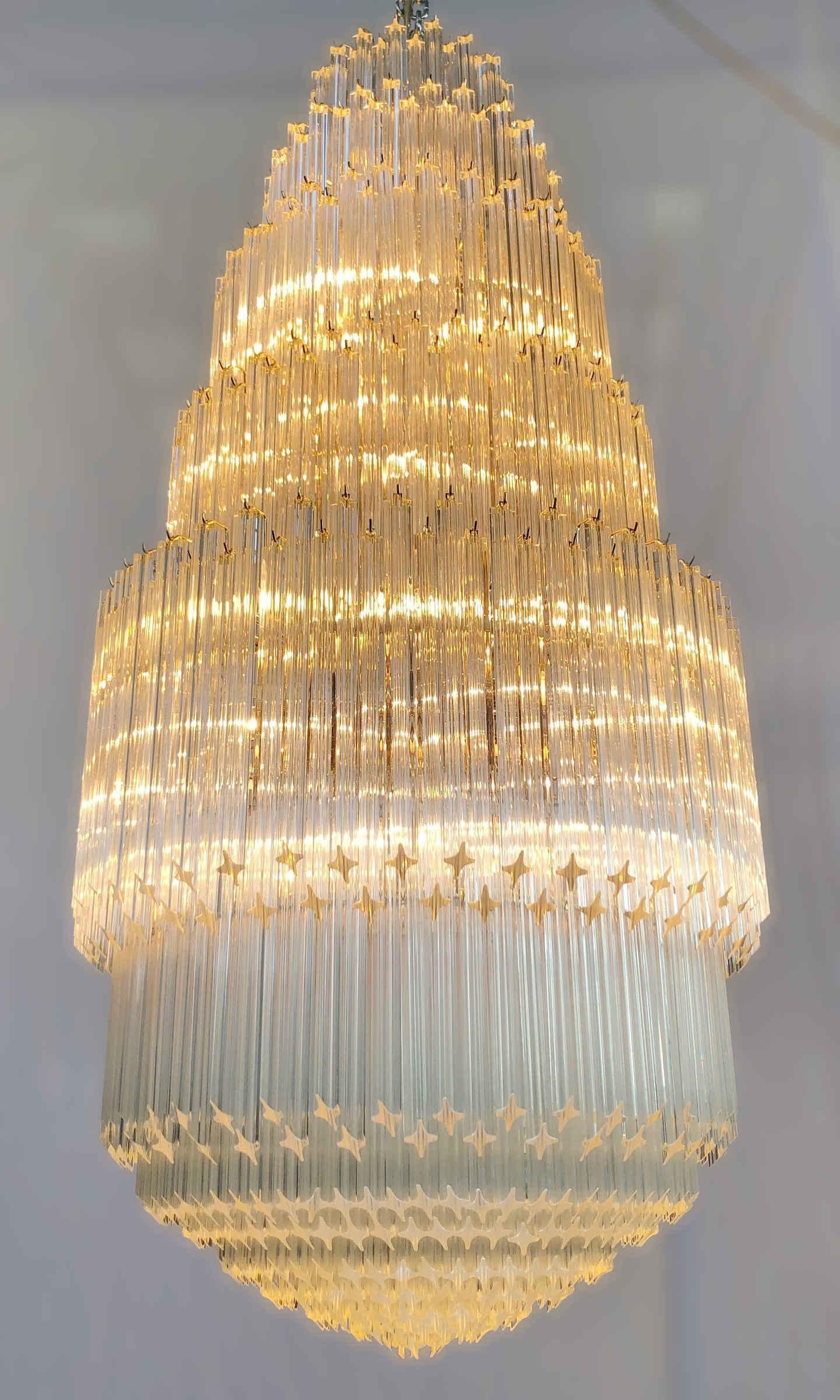 Moderno Lampadario Gaelle di Fabio Ltd in vendita