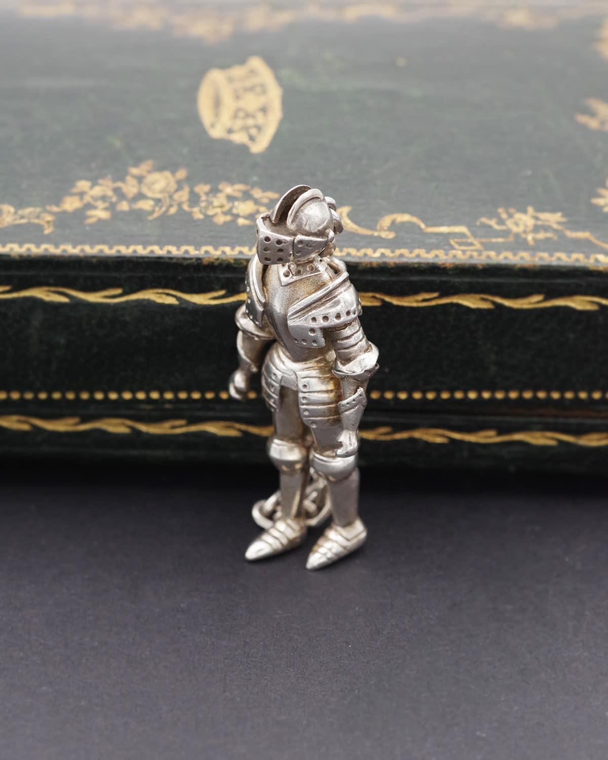 Modernista Portachiavi cavaliere Gaetan de Percin in argento, portachiavi in argento, portachiavi snodato in vendita