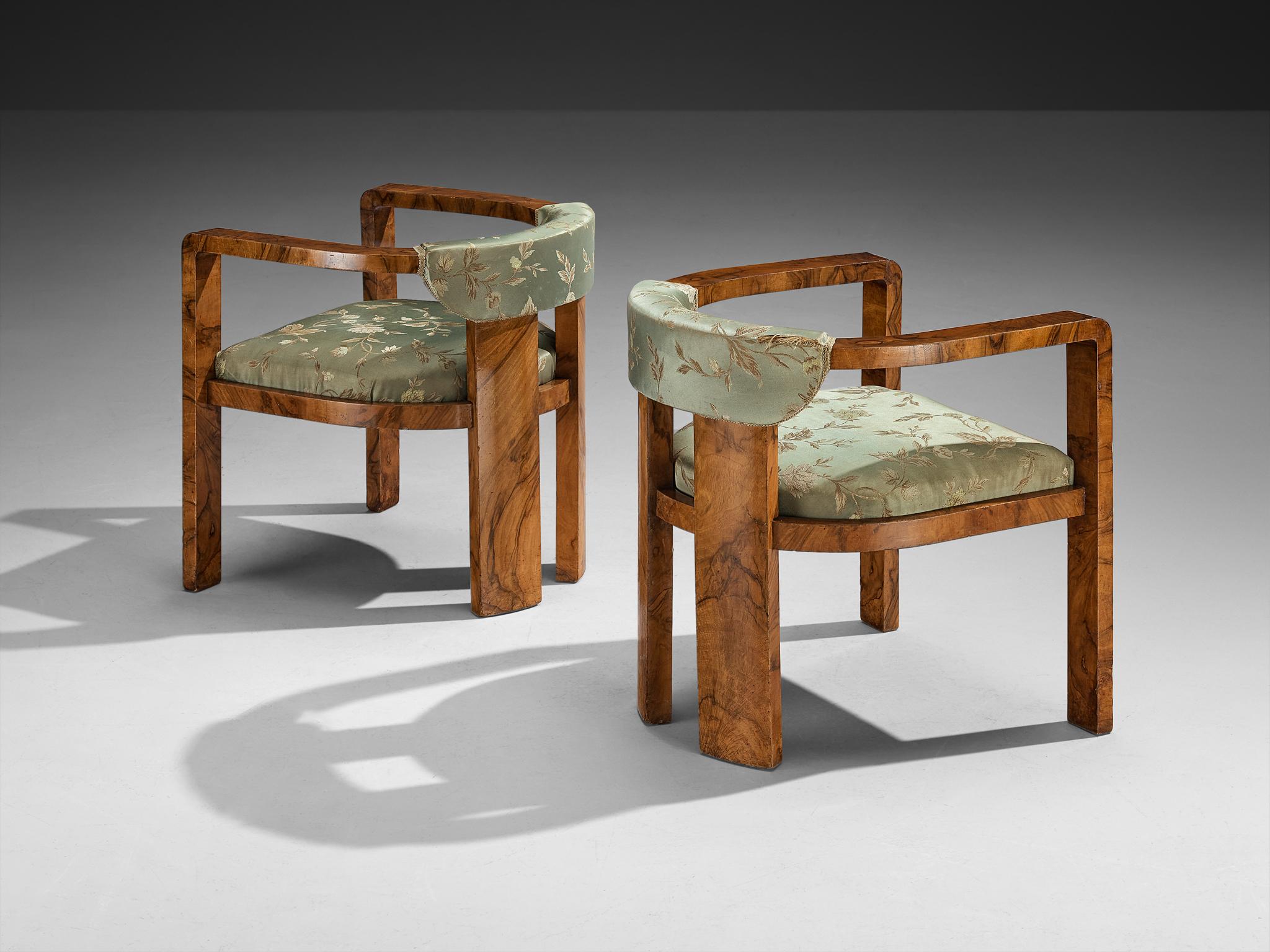Gaetano Borsani per Atelier di Varedo, poltrone, radica di noce, seta,  Milano, Italia, 1930

Poltrone disegnate da Gaetano Borsani, fondatore dell'Atelier di Varedo, il laboratorio dove il percorso artistico del figlio Osvaldo Borsani avrebbe