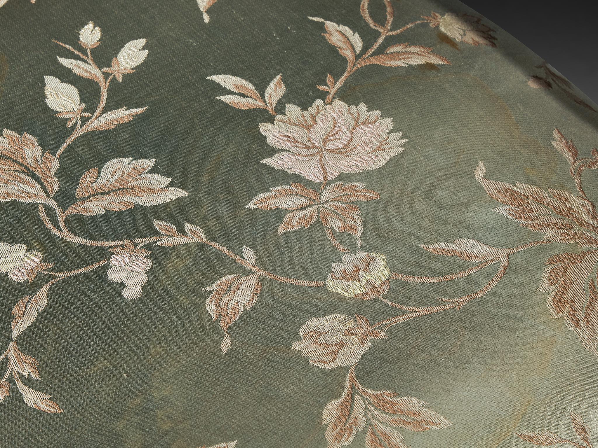Gaetano Borsani per Atelier Borsani Varedo Poltrone con seta colorata verde in vendita 1