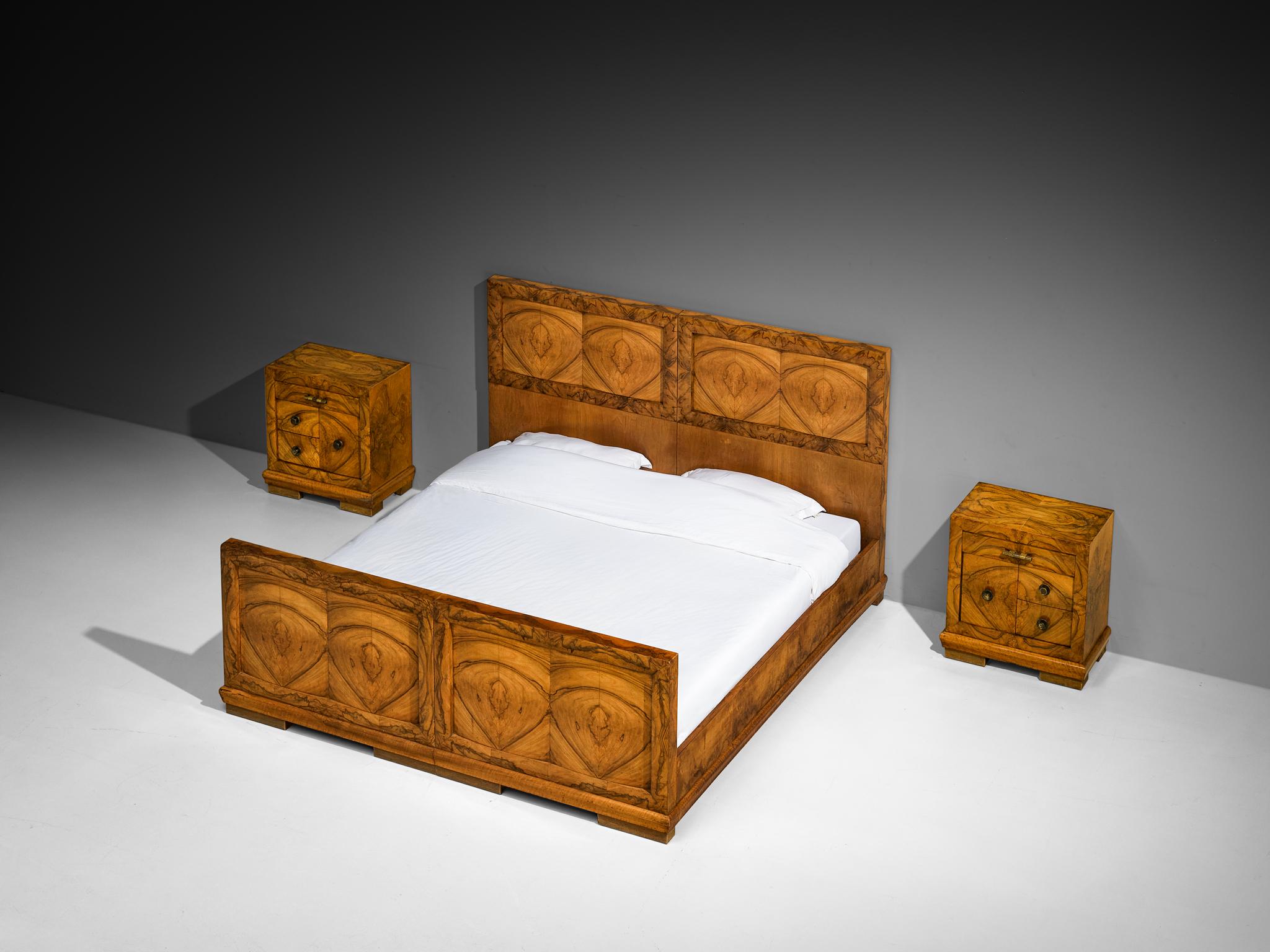 Gaetano Borsani pour Atelier di Varedo - Gaetano Borsani, ensemble de chambre à coucher avec lit double et deux tables de nuit, ronce de noyer, laiton, linoléum, Milan, Italie, 1930 

Exceptionnel ensemble de chambre à coucher conçu par Gaetano