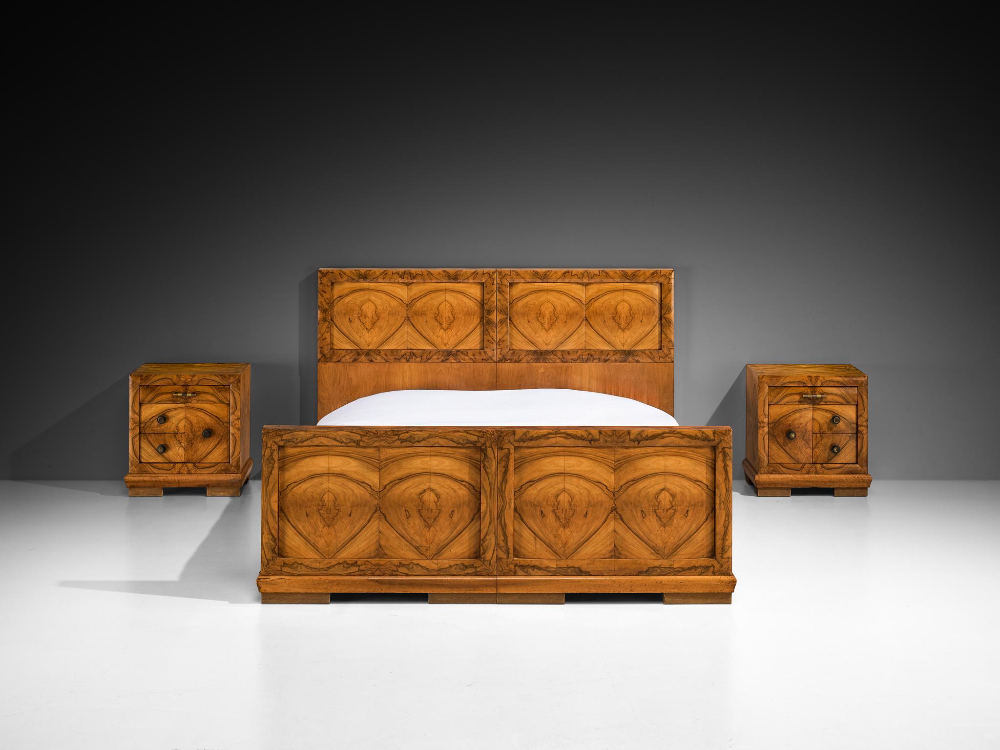 italien Gaetano Borsani pour Atelier Borsani Varedo Ensemble de chambre à coucher en ronce de noyer et laiton en vente
