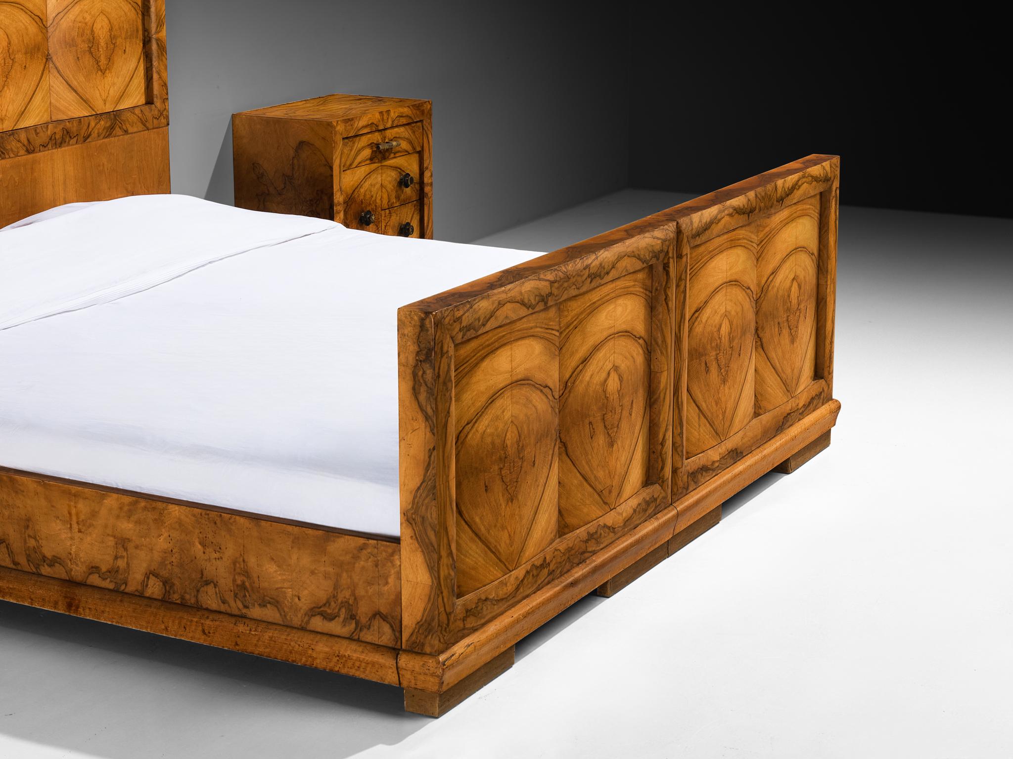 Milieu du XXe siècle Gaetano Borsani pour Atelier Borsani Varedo Ensemble de chambre à coucher en ronce de noyer et laiton en vente