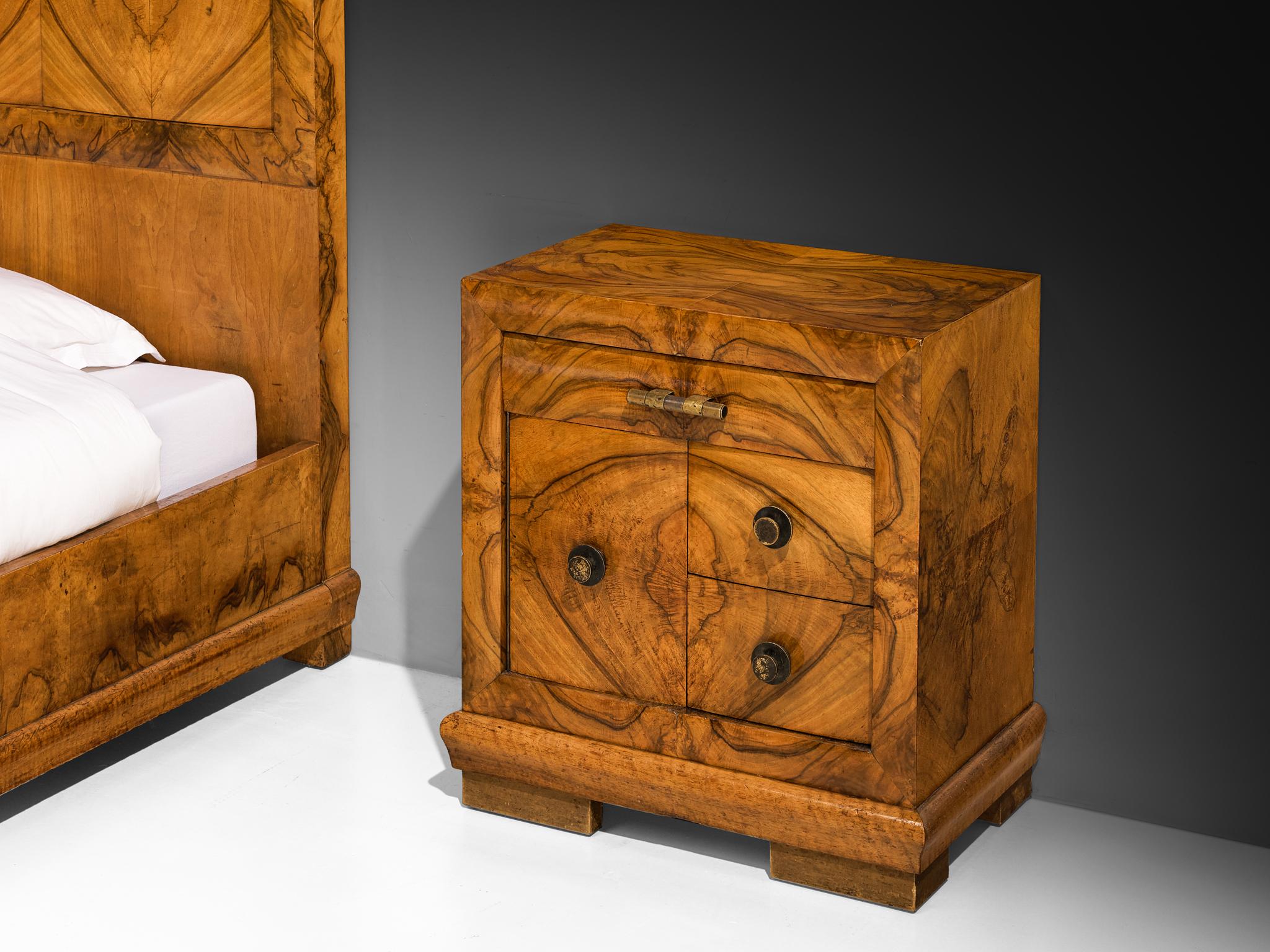 Laiton Gaetano Borsani pour Atelier Borsani Varedo Ensemble de chambre à coucher en ronce de noyer et laiton en vente