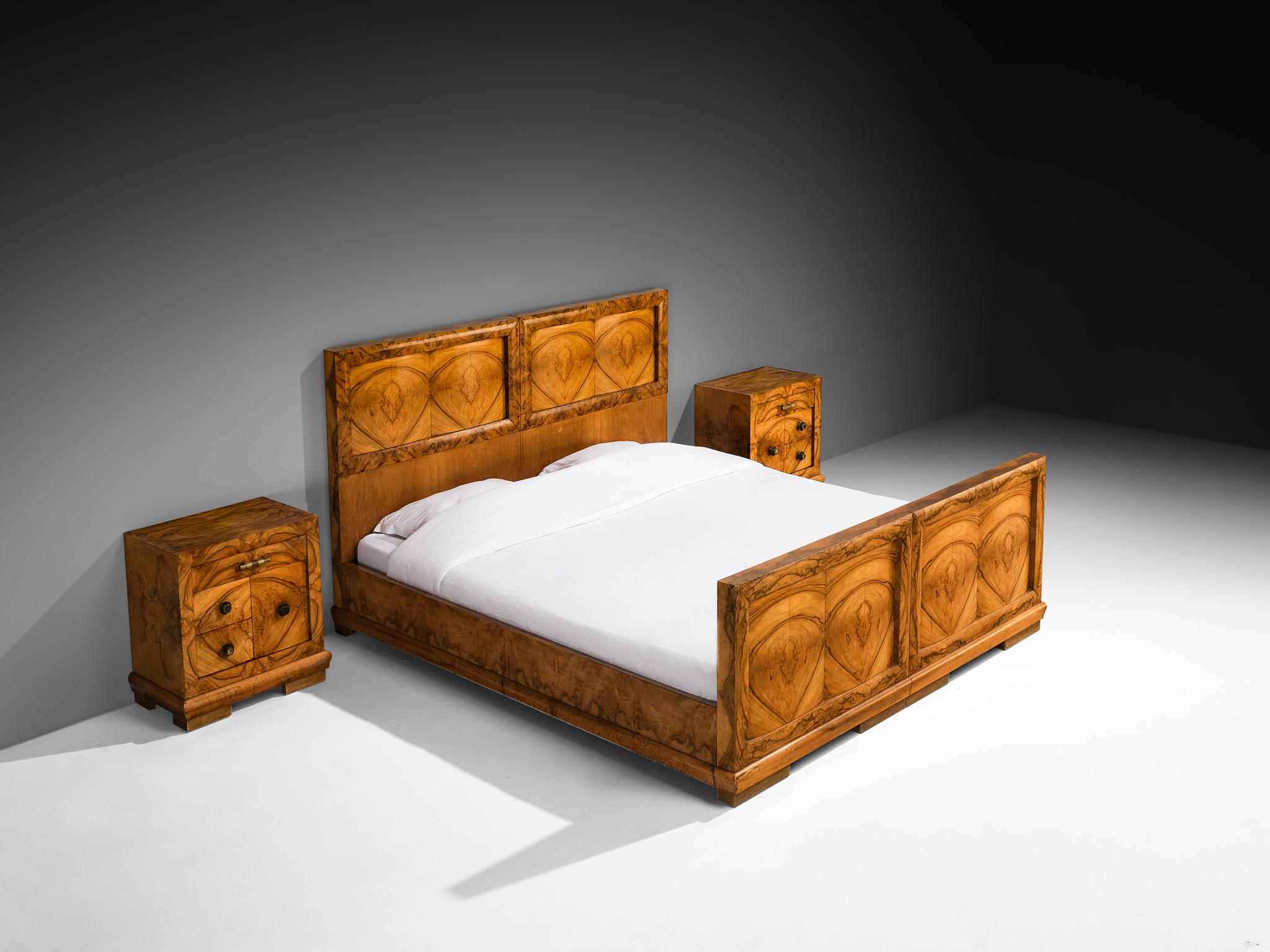 Gaetano Borsani pour Atelier Borsani Varedo Ensemble de chambre à coucher en ronce de noyer et laiton en vente 1