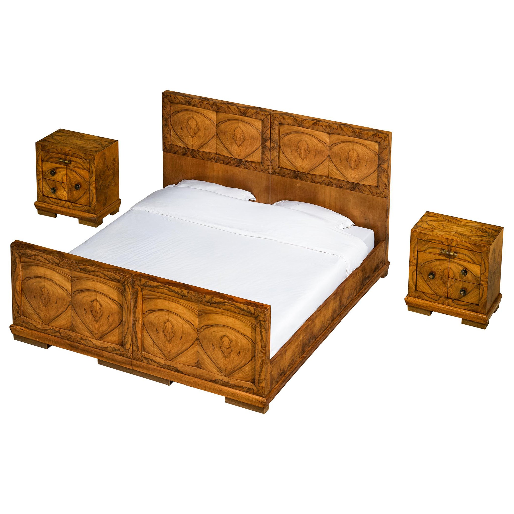 Gaetano Borsani pour Atelier Borsani Varedo Ensemble de chambre à coucher en ronce de noyer et laiton en vente