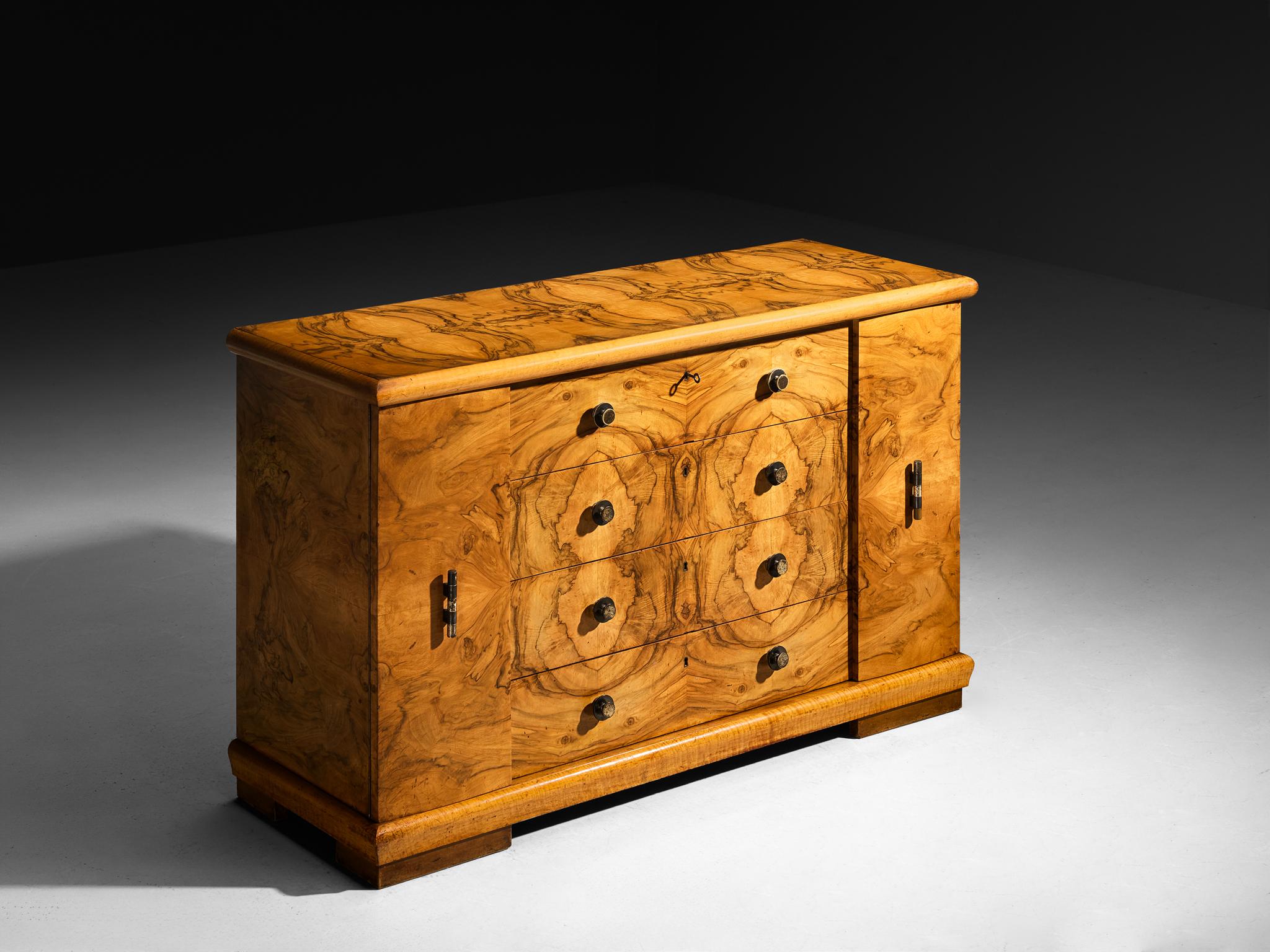 Gaetano Borsani per Atelier di Varedo - Gaetano Borsani, cassettiera, radica di noce, ottone, linoleum, Milano, Italia, 1930 

Un'eccezionale cassettiera disegnata da Gaetano Borsani, fondatore dell'Atelier di Varedo, il laboratorio dove il percorso