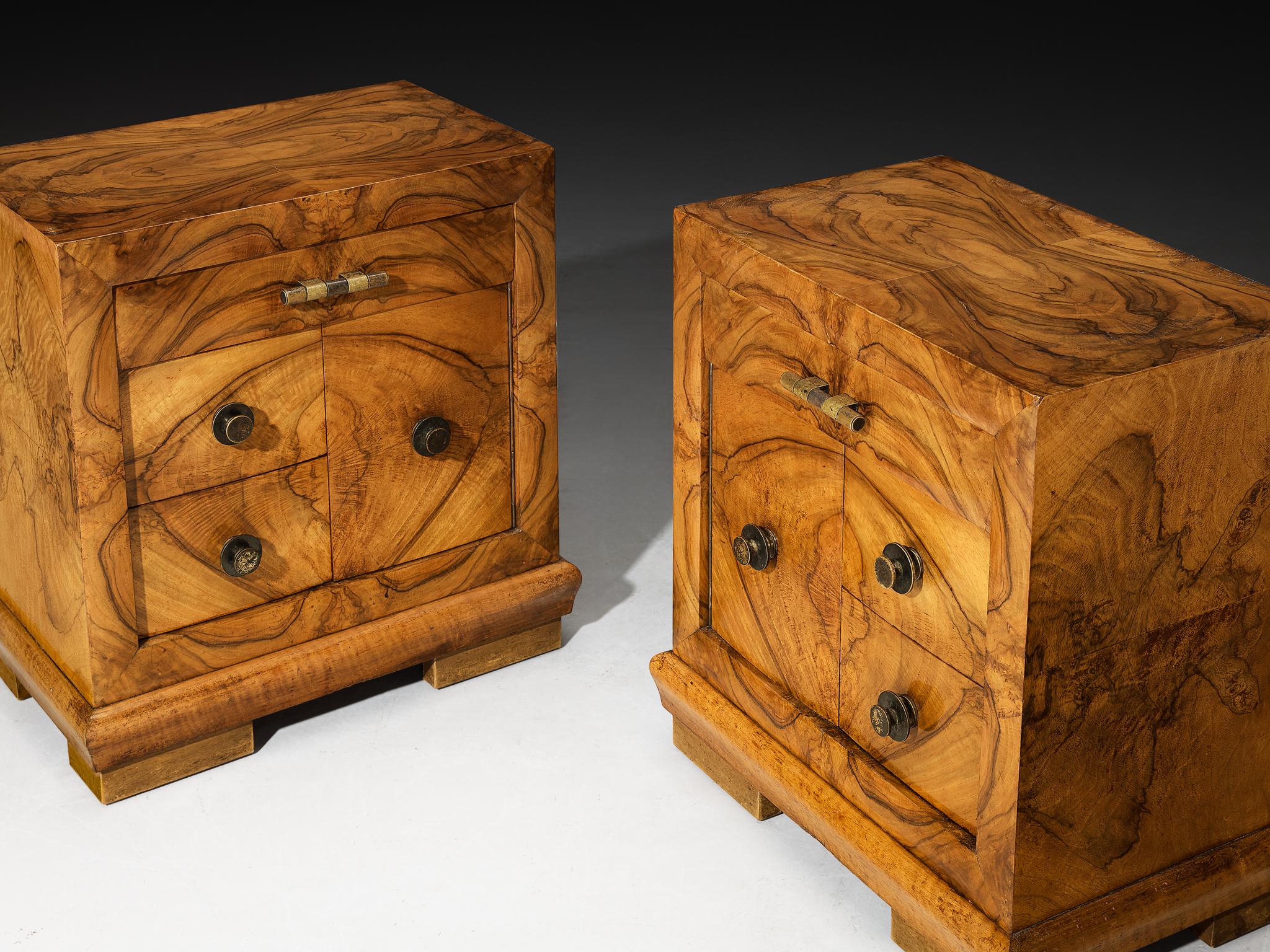 Gaetano Borsani pour Atelier Borsani Varedo Tables de nuit en loupe de noyer et laiton en vente 3