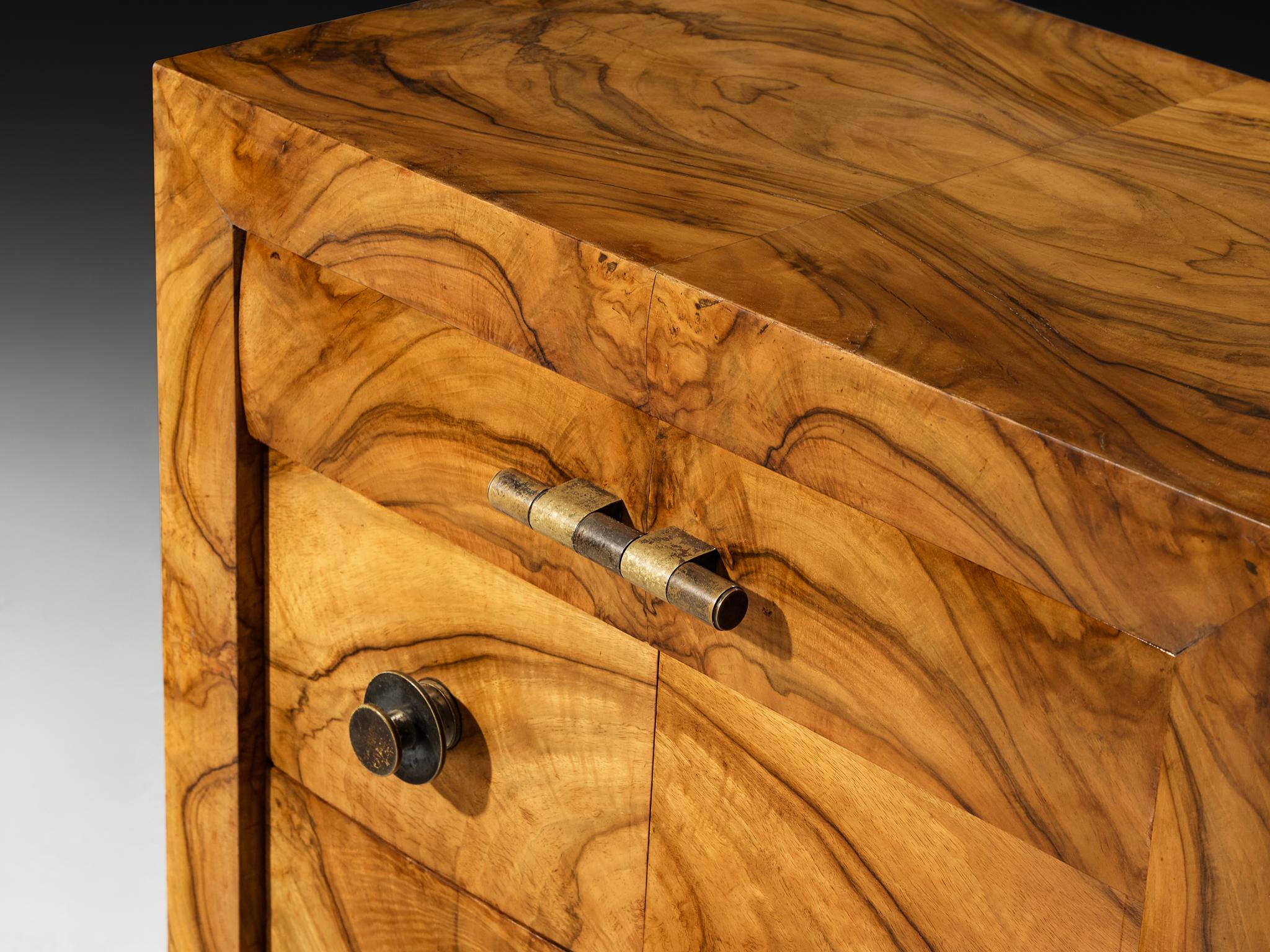 Gaetano Borsani pour Atelier Borsani Varedo Tables de nuit en loupe de noyer et laiton en vente 4
